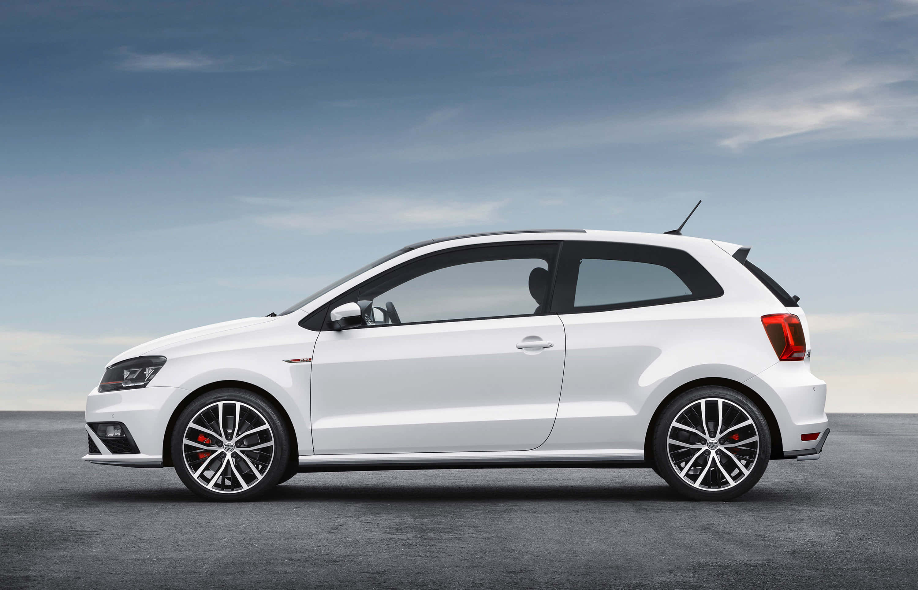 Volkswagen Polo, white hatchback, black trim, 2K Desktop Wallpaper