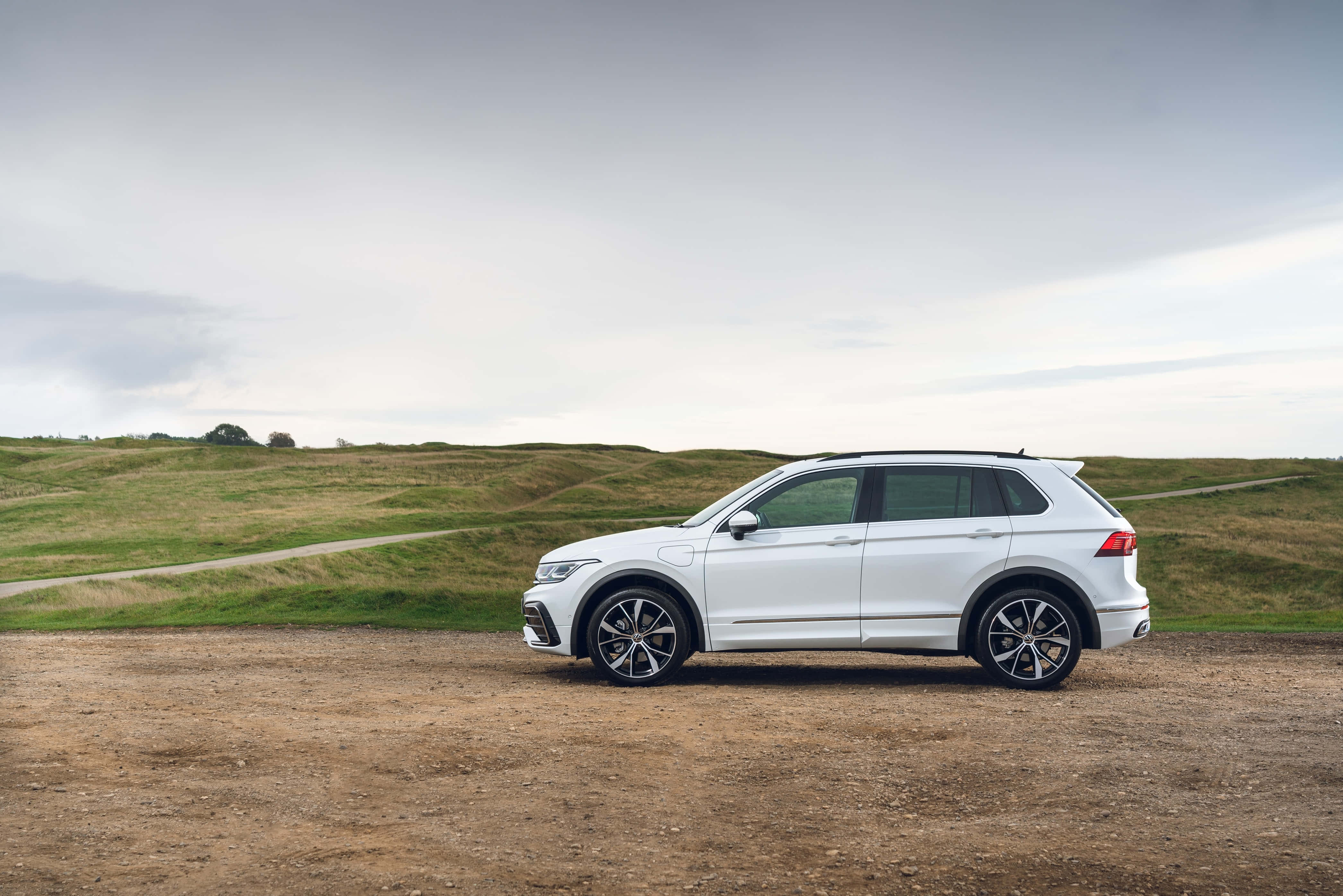 Volkswagen Tiguan, white, side view, 4K Desktop Wallpaper