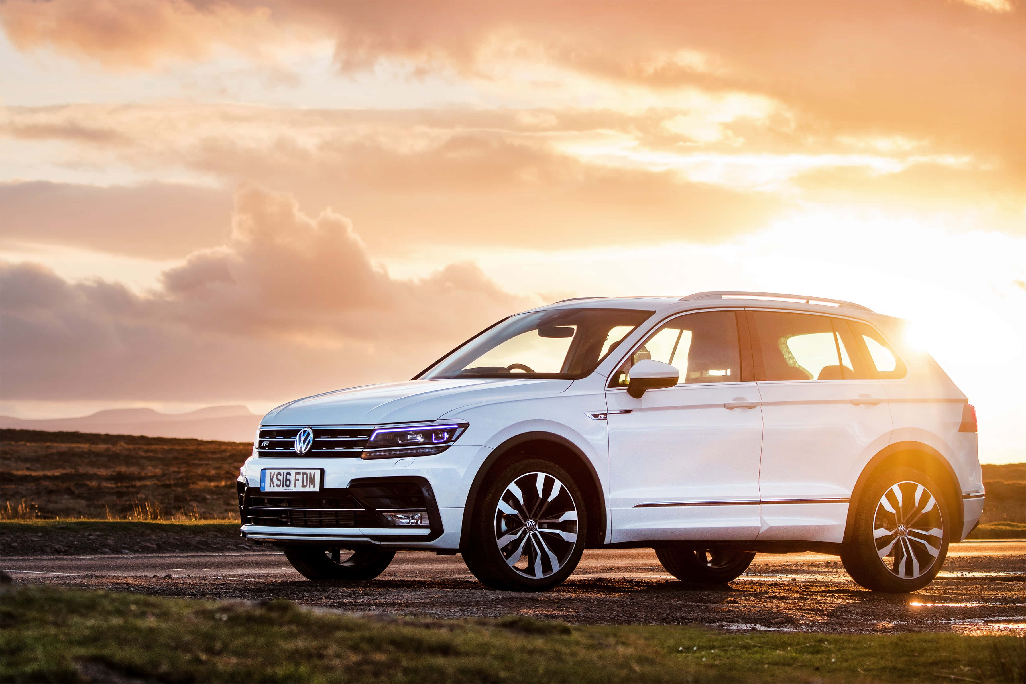 Volkswagen Tiguan, sunset, gravel road, 2K Desktop Wallpaper