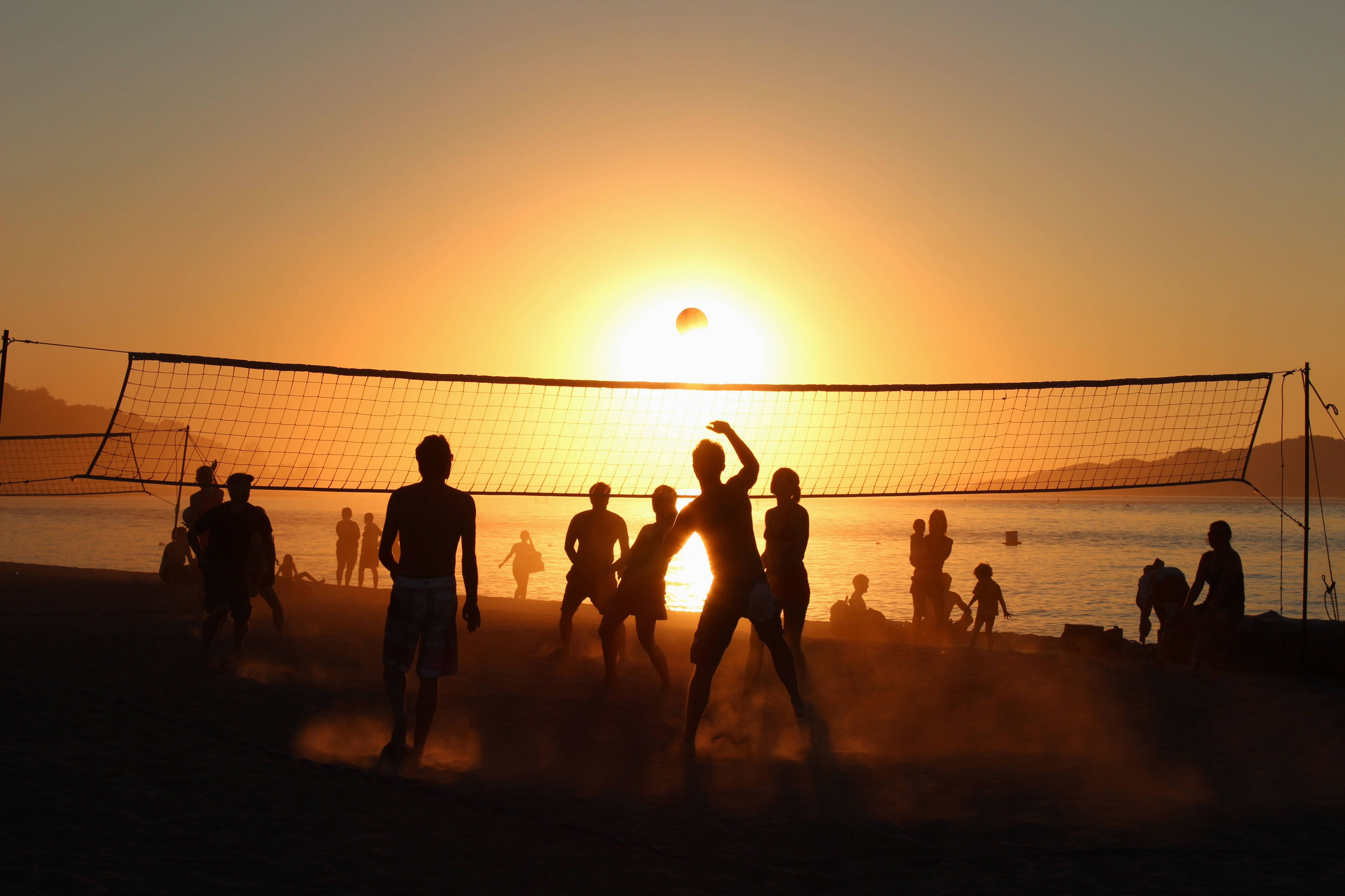 Sunset Game Volleyball 4K, beach volleyball players, glowing sunset, 5K Desktop Wallpaper