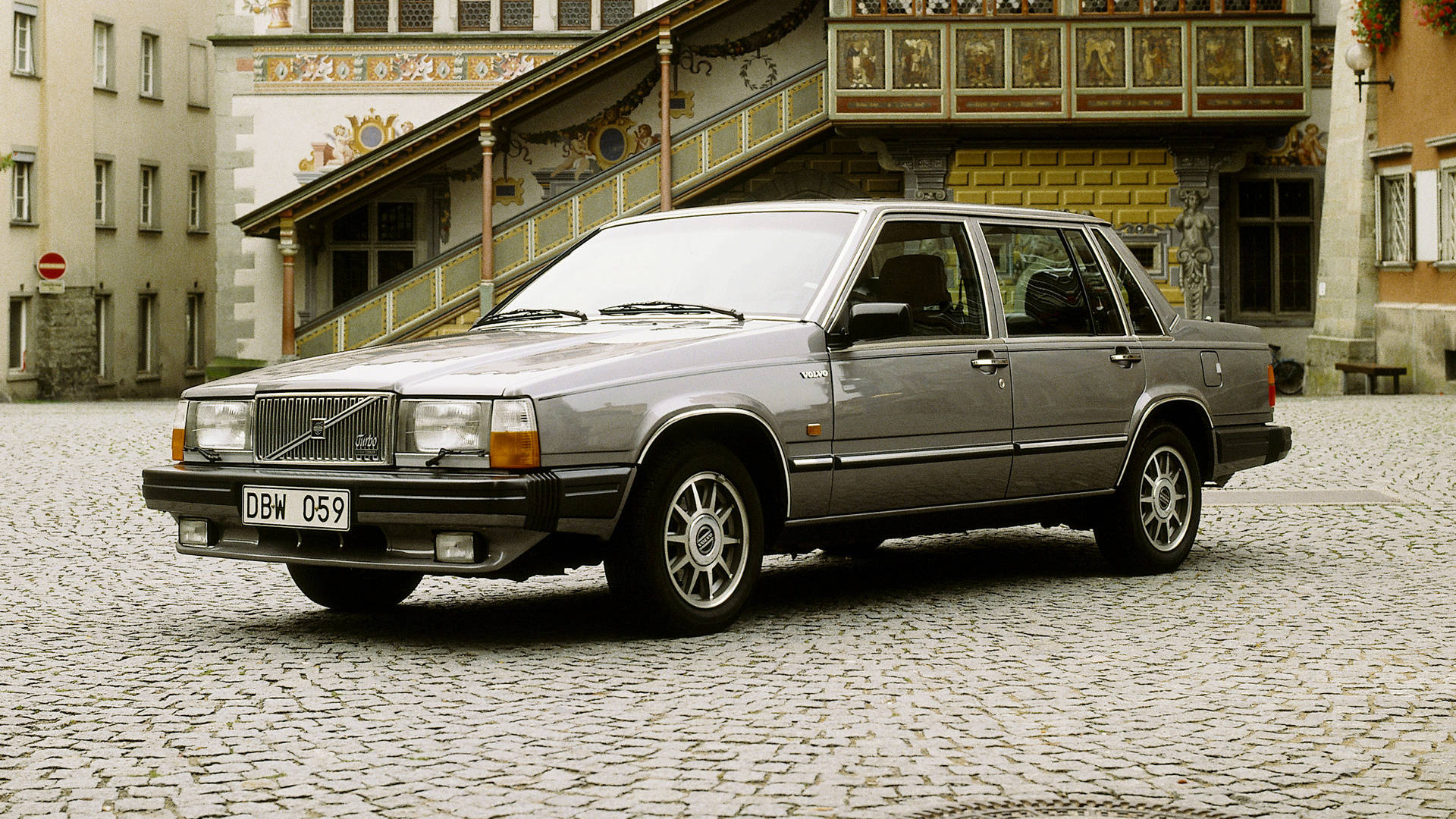 Volvo 940, silver, cobblestone plaza, Full HD Desktop Wallpaper
