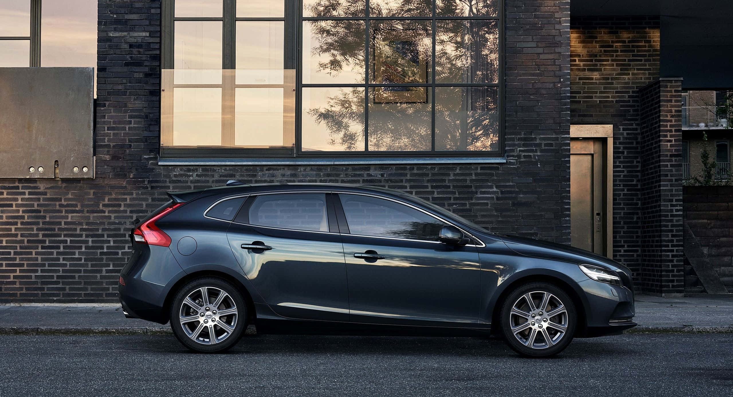 Volvo V40, dark gray, modern brick building, Full HD Desktop Wallpaper