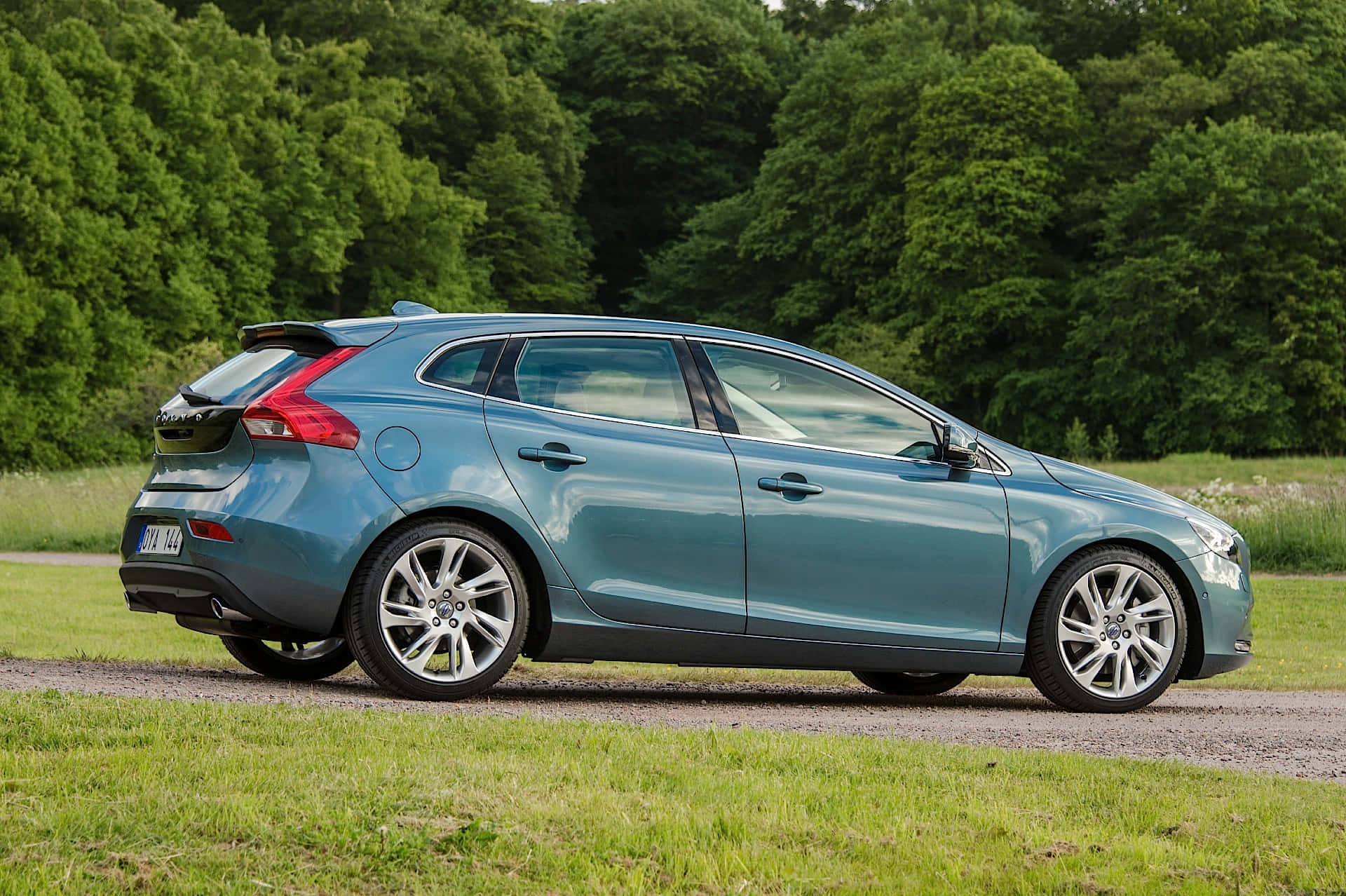 Volvo V40, teal, station wagon, Full HD Desktop Wallpaper