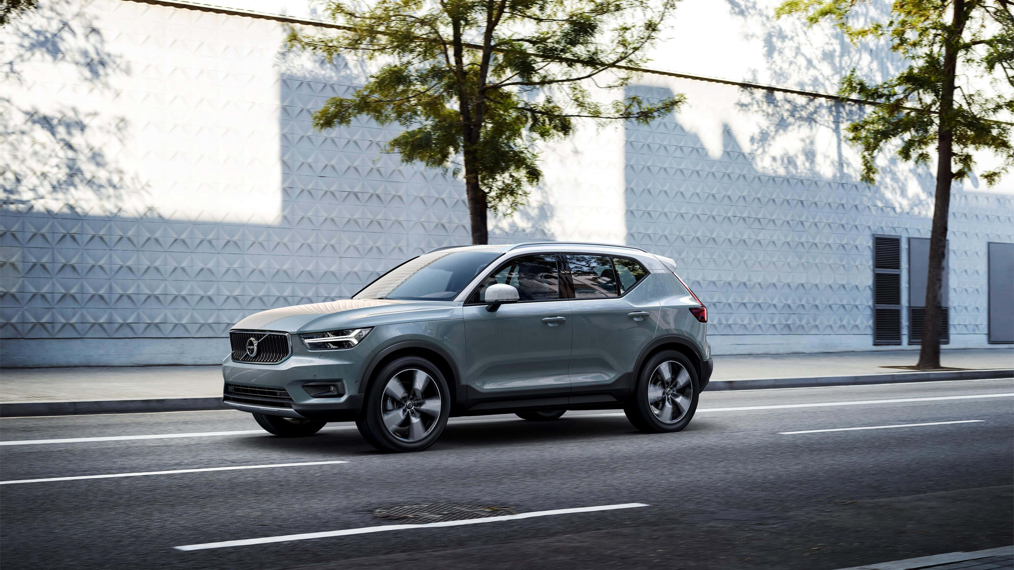Volvo XC40 2021, sleek gray, sunlit urban street, 4K Desktop Wallpaper