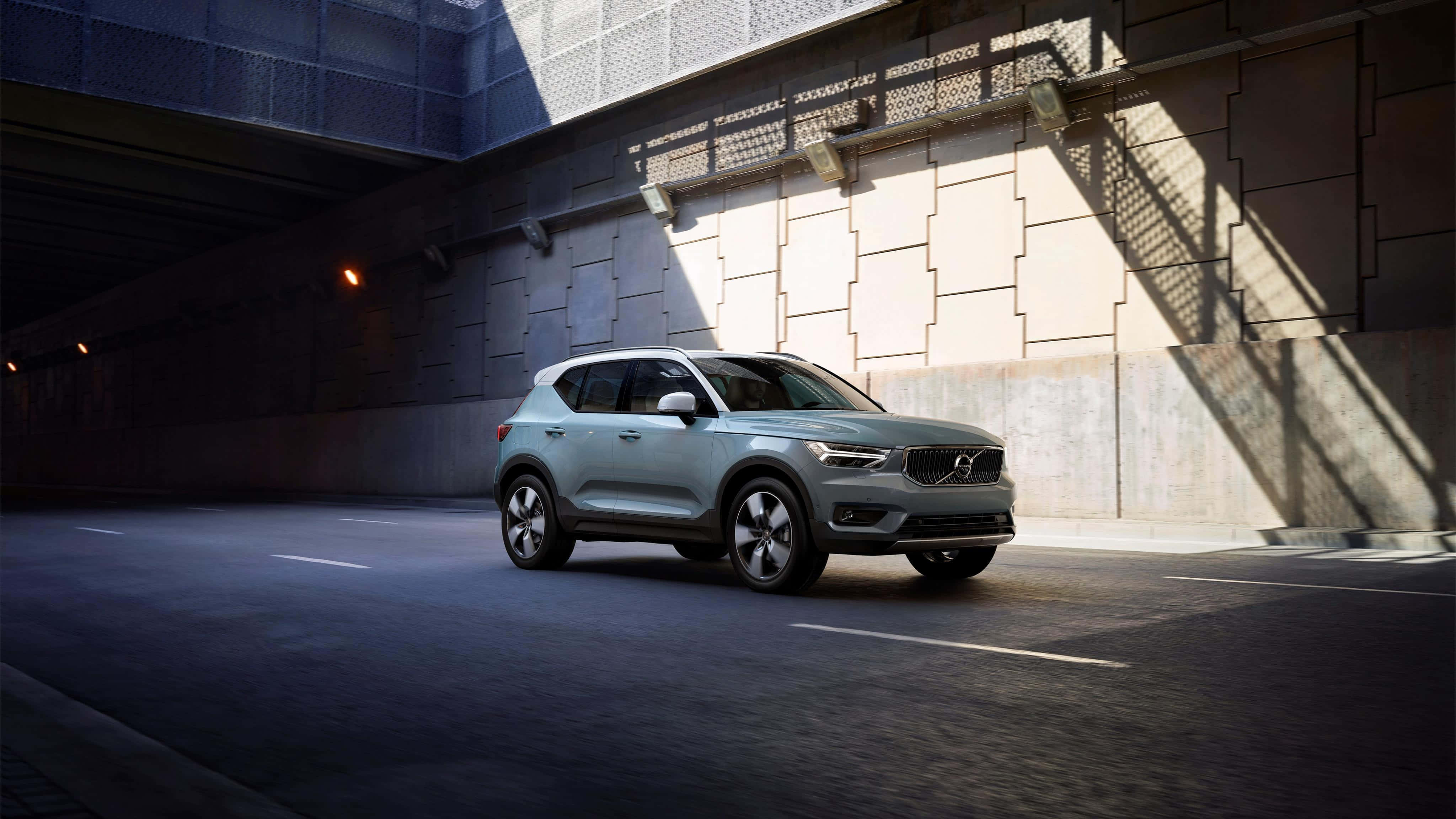 2022 Volvo XC40, silver, modern concrete overpass, 4K Desktop Wallpaper