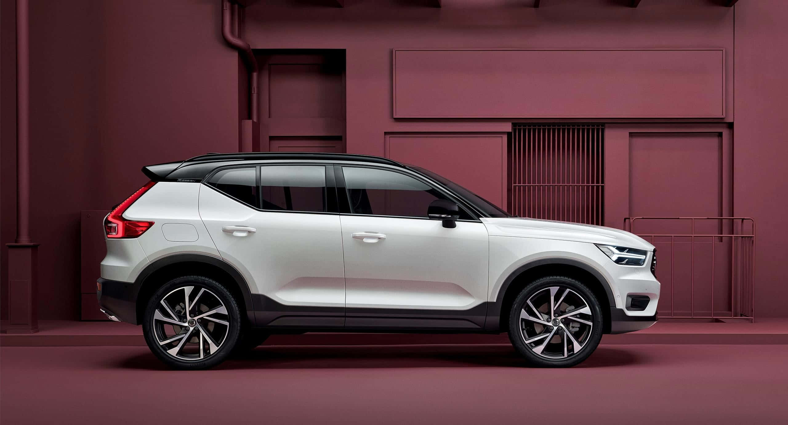 Volvo XC40, white, deep red industrial backdrop, 2K Desktop Wallpaper