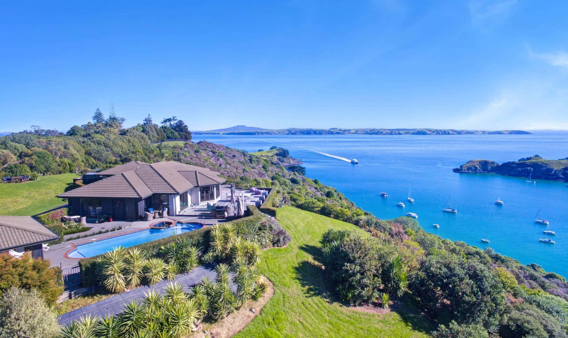 Waiheke Island, coastal villa, grassy cliff, HD Desktop Wallpaper
