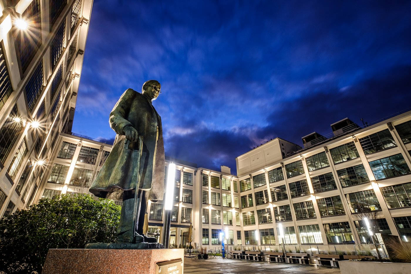 Wake Forest University, historic building, towering bronze statue, HD Desktop Wallpaper