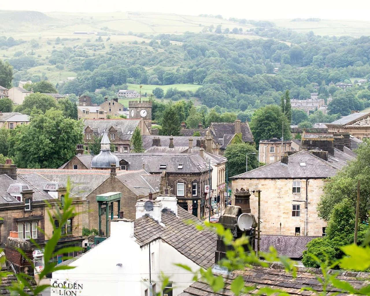 Wakefield United Kingdom, misty hillside town, stone buildings, HD Desktop Wallpaper