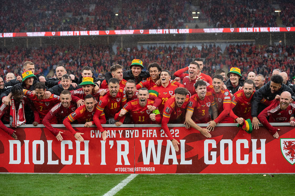 Wales National Football Team, red jerseys, rain, SD Desktop Wallpaper