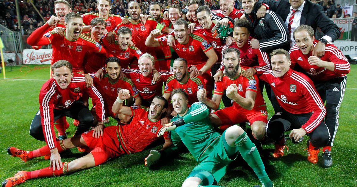 Wales National Football Team, red kits, green pitch, SD Desktop Wallpaper