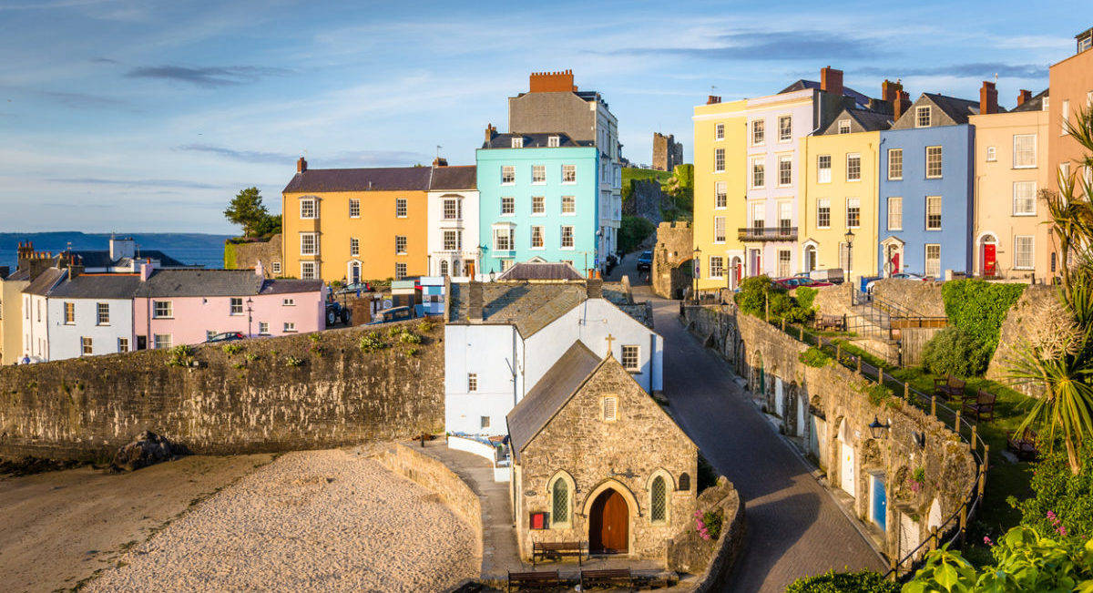 colorful buildings, beach, stone chapel, SD Desktop Wallpaper