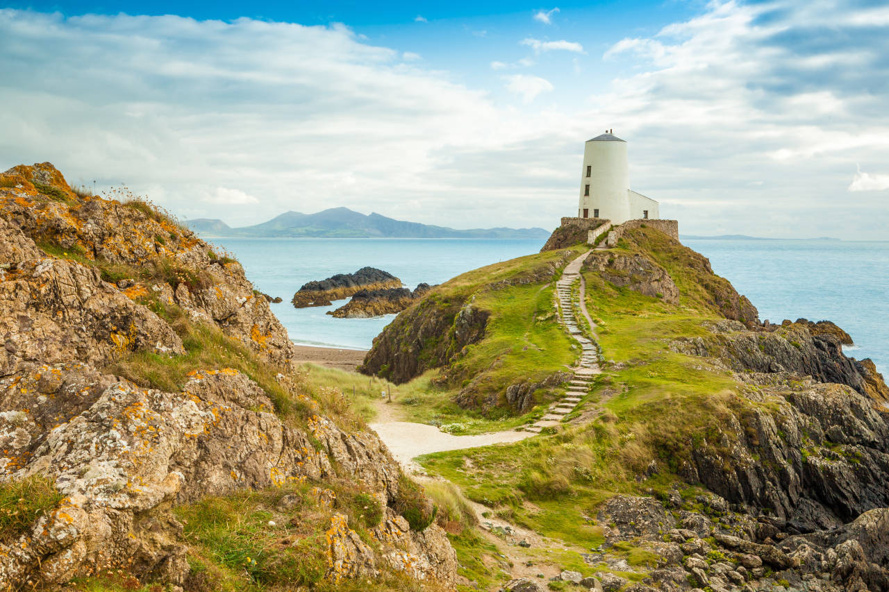 white lighthouse, rocky cliff, ocean, HD Desktop Wallpaper