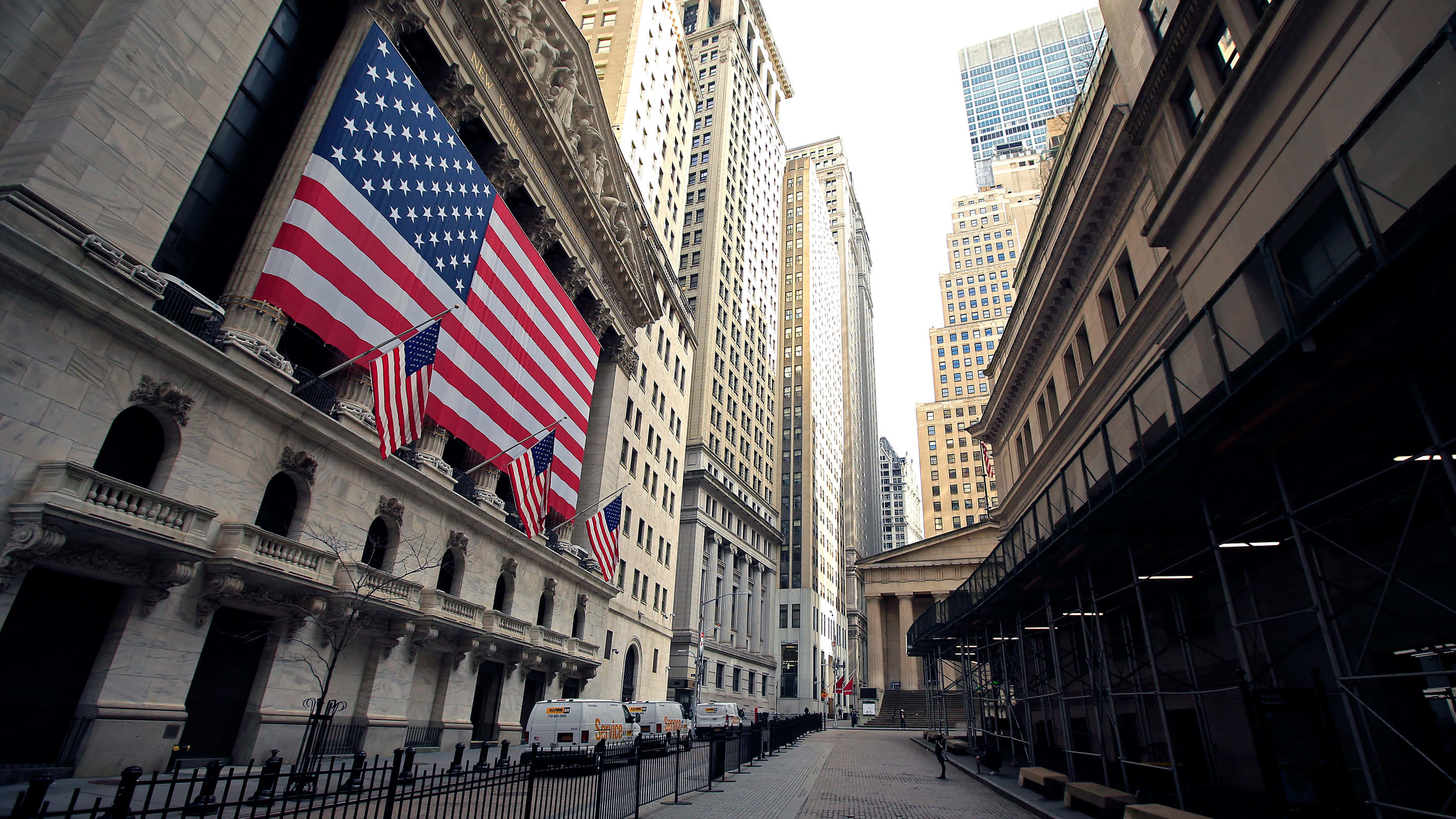Wall Street, neoclassical building, American flags, 2K Desktop Wallpaper