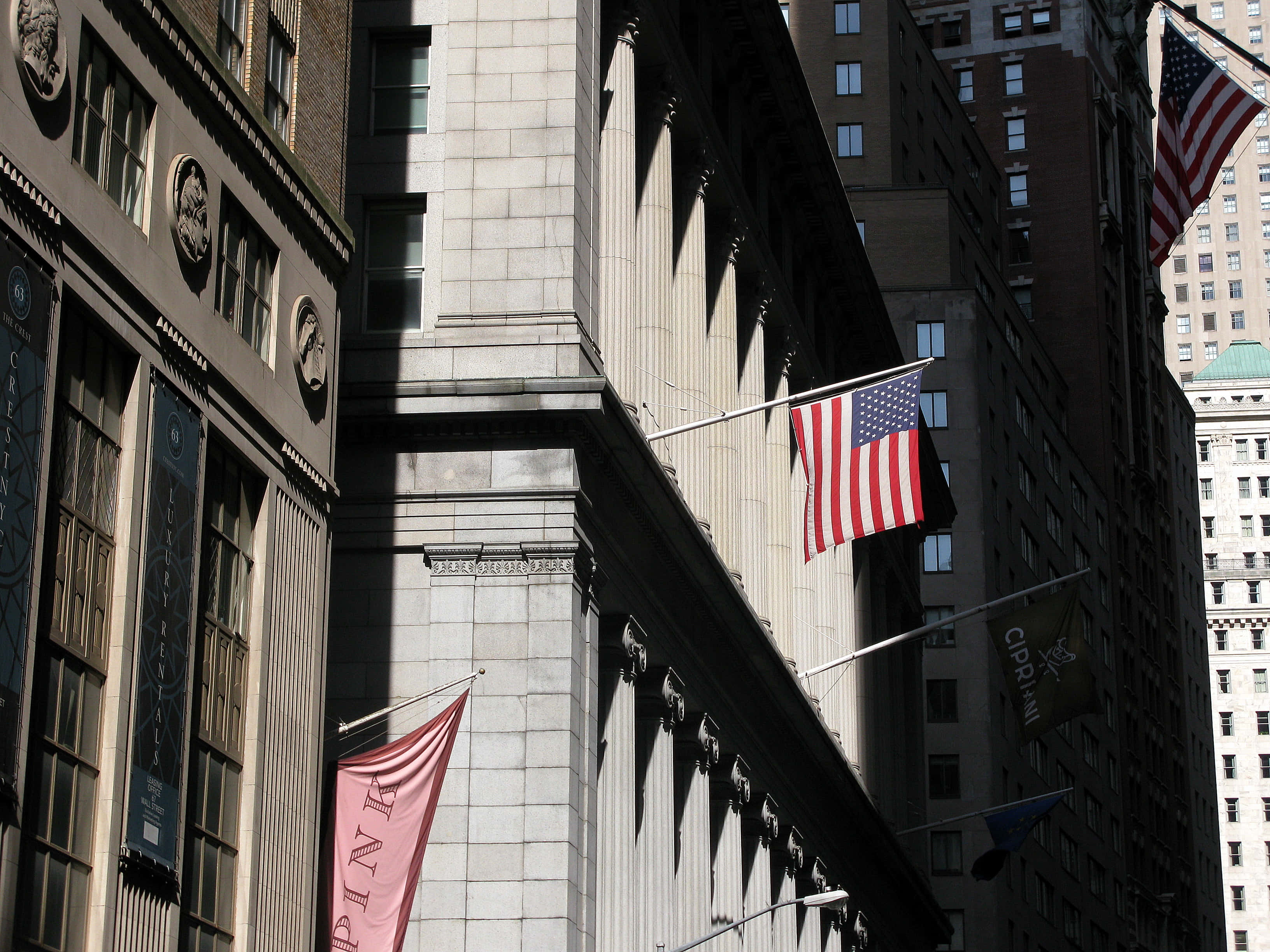 Wall Street, American flags, grand stone building, 2K Desktop Wallpaper