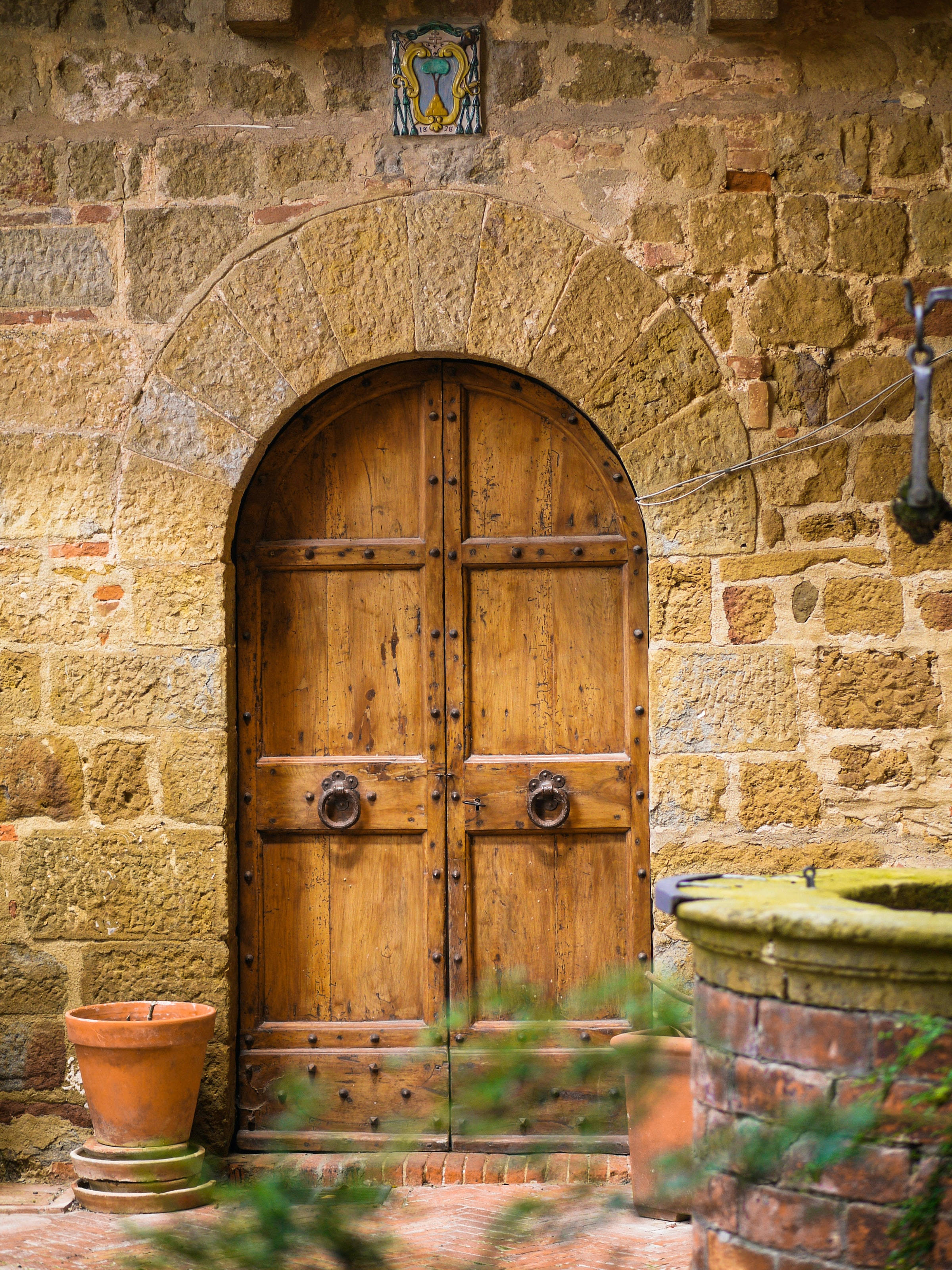 old bricked wall, double door, rustic stone archway, 2K Phone Wallpaper