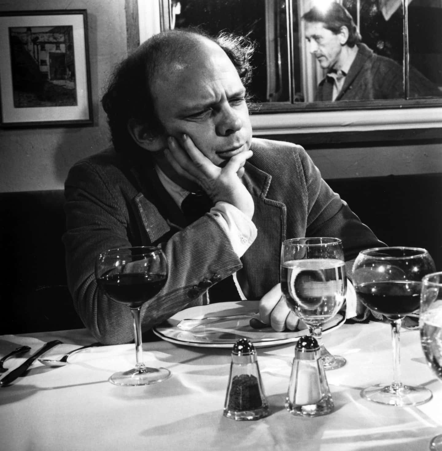 Wallace Shawn, restaurant table, wine glasses, HD Phone Wallpaper