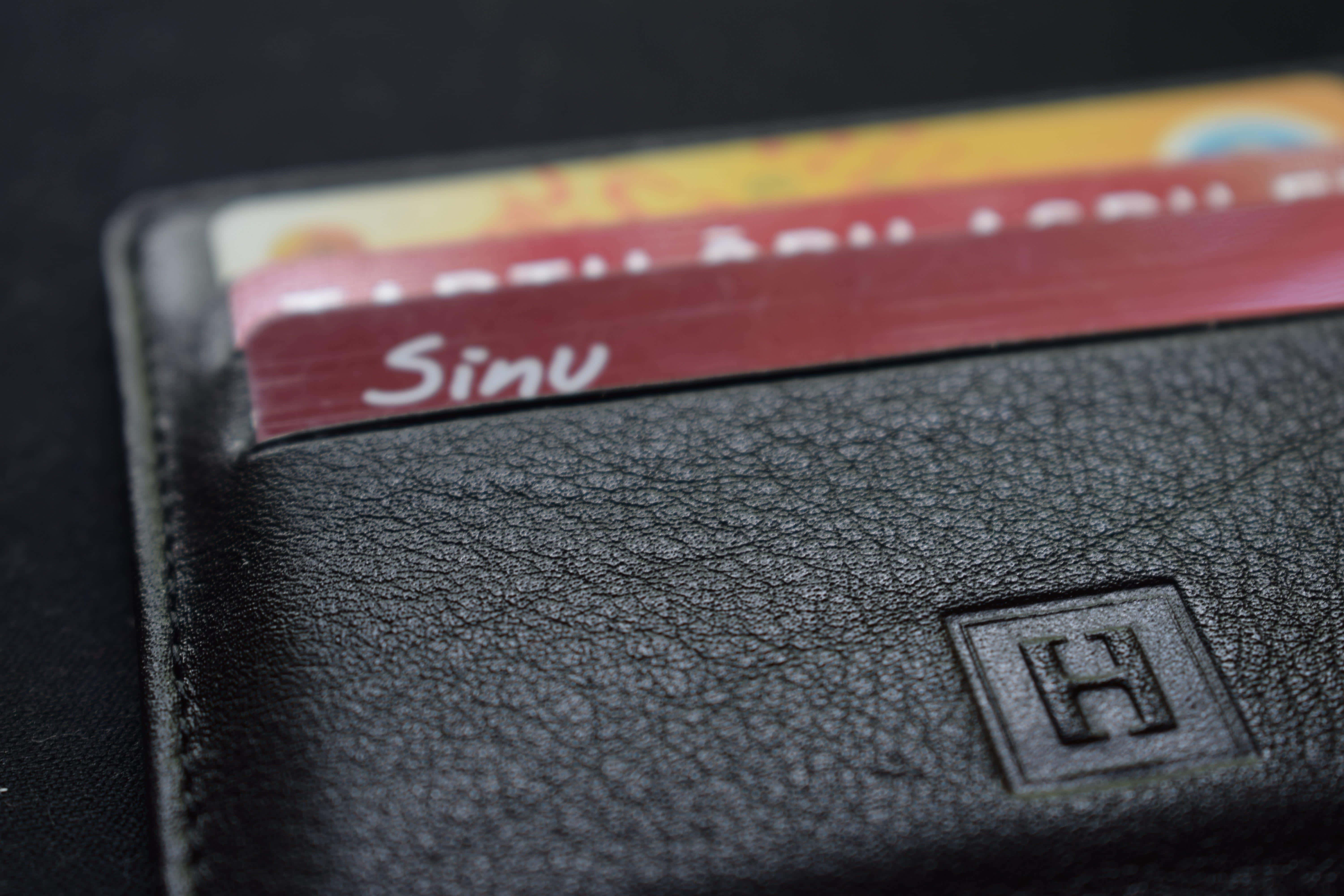black leather wallet, card labeled 'Sinu', dark background, 5K Desktop Wallpaper