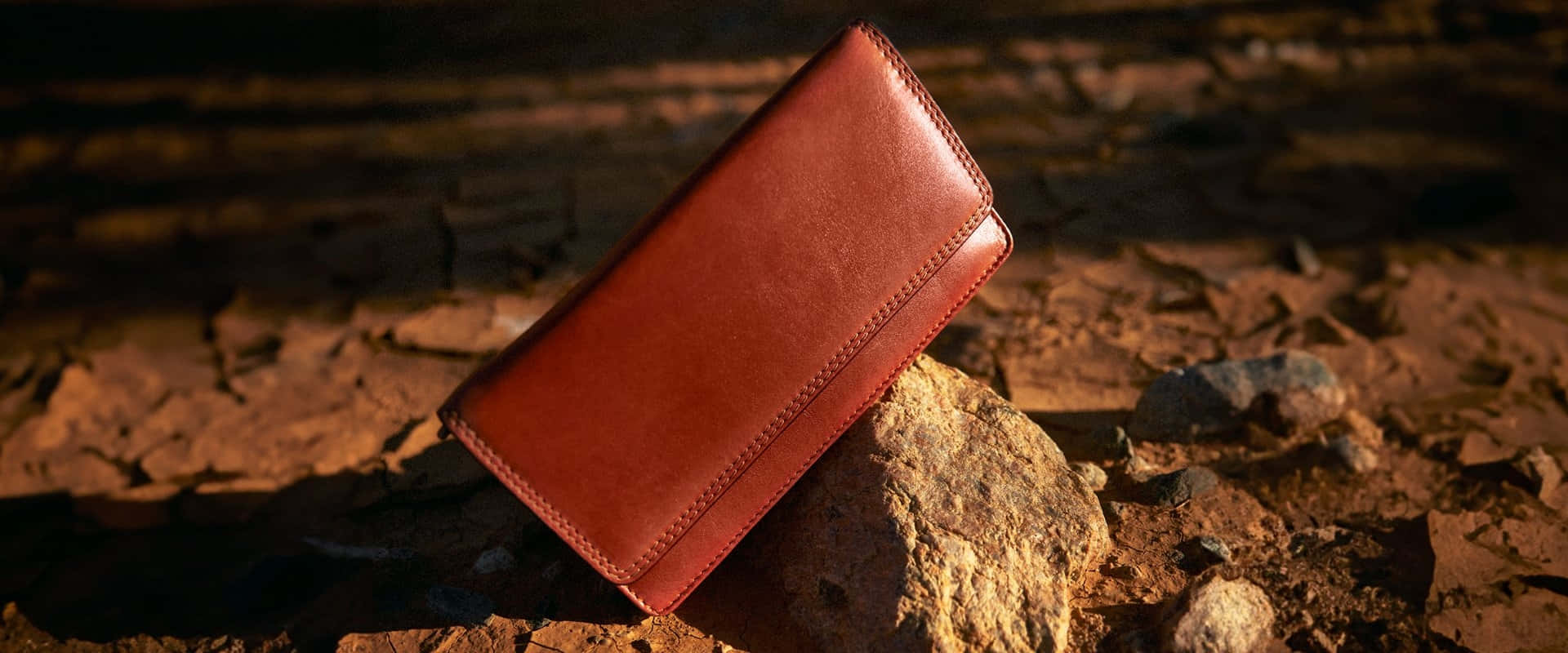 rustic leather wallet, sunlit rock, cracked earth, Full HD Desktop Wallpaper