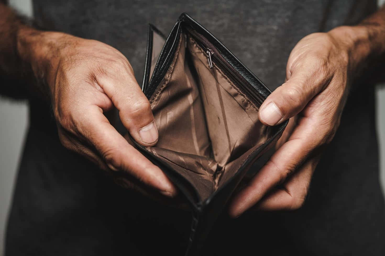 empty black wallet, weathered hands, close-up, HD Desktop Wallpaper