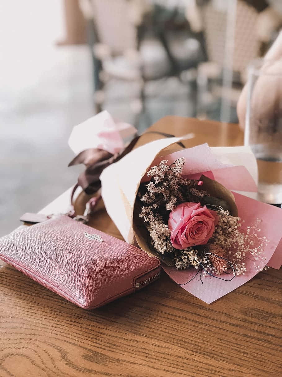 pink rose bouquet, dried flowers, pink textured wallet, SD Phone Wallpaper