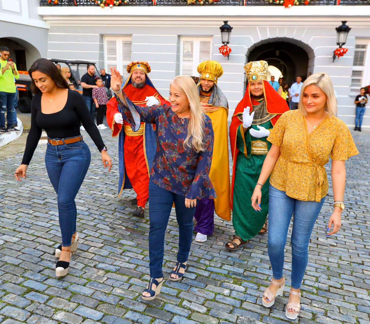 Wanda Vázquez Garced, cobblestone street, men dressed as kings, HD Desktop Wallpaper