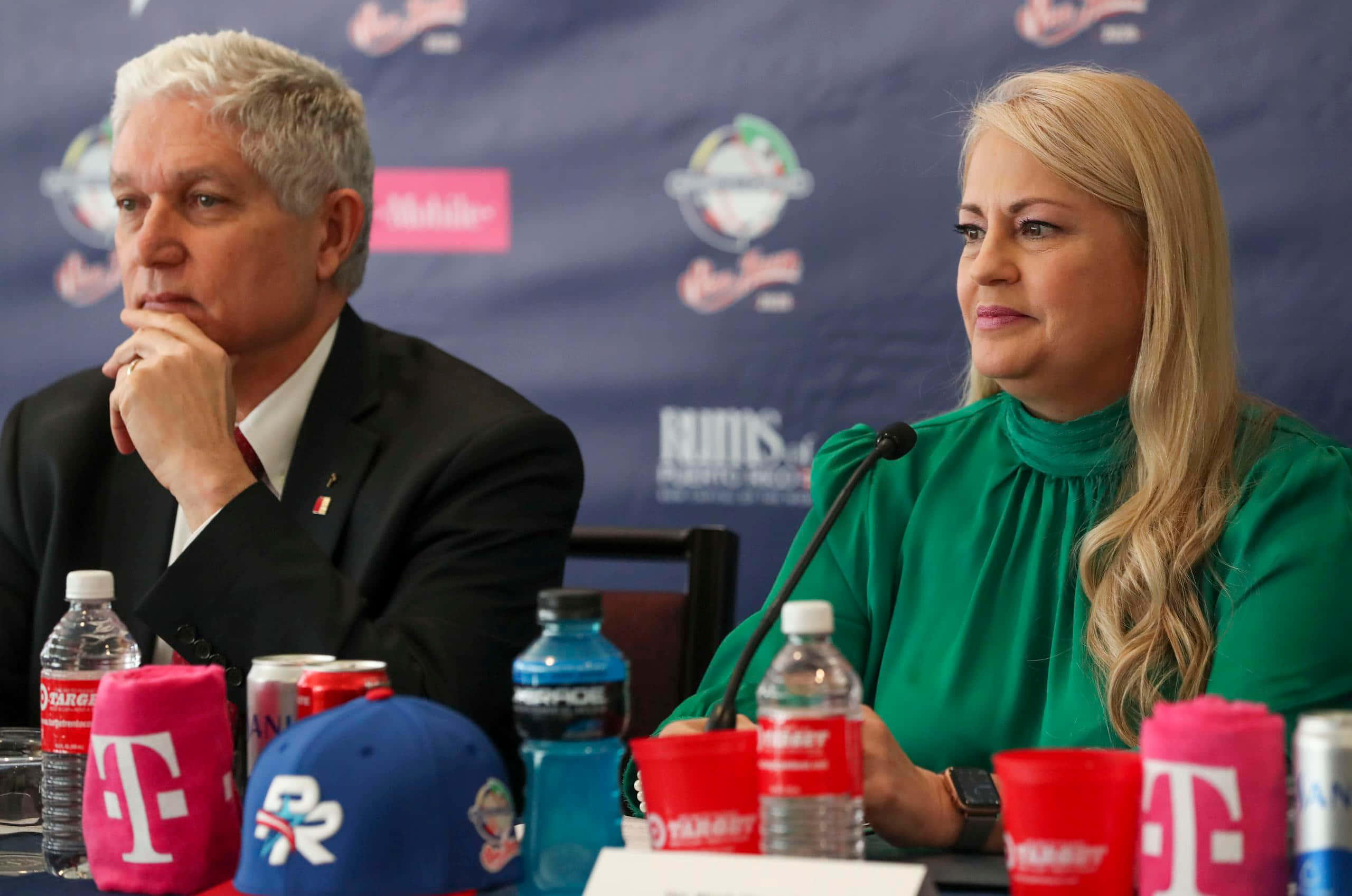 Wanda Vázquez Garced, green attire, press conference table, 2K Desktop Wallpaper