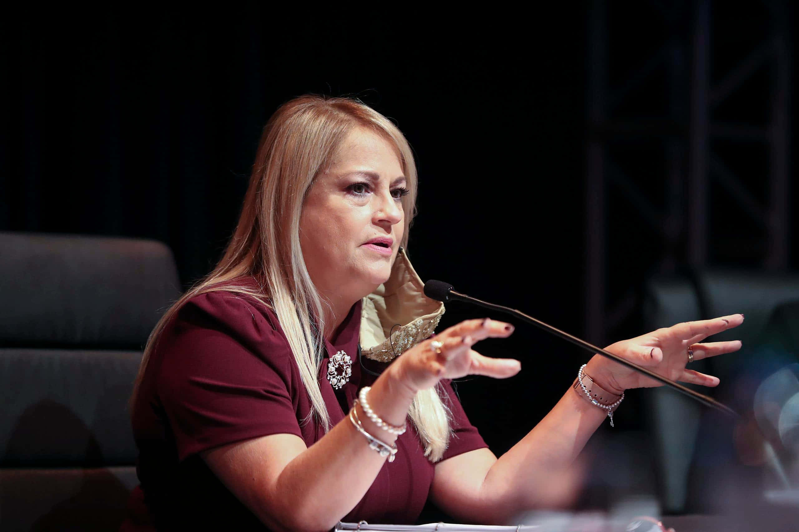 Wanda Vázquez Garced, blonde hair, microphone, 2K Desktop Wallpaper