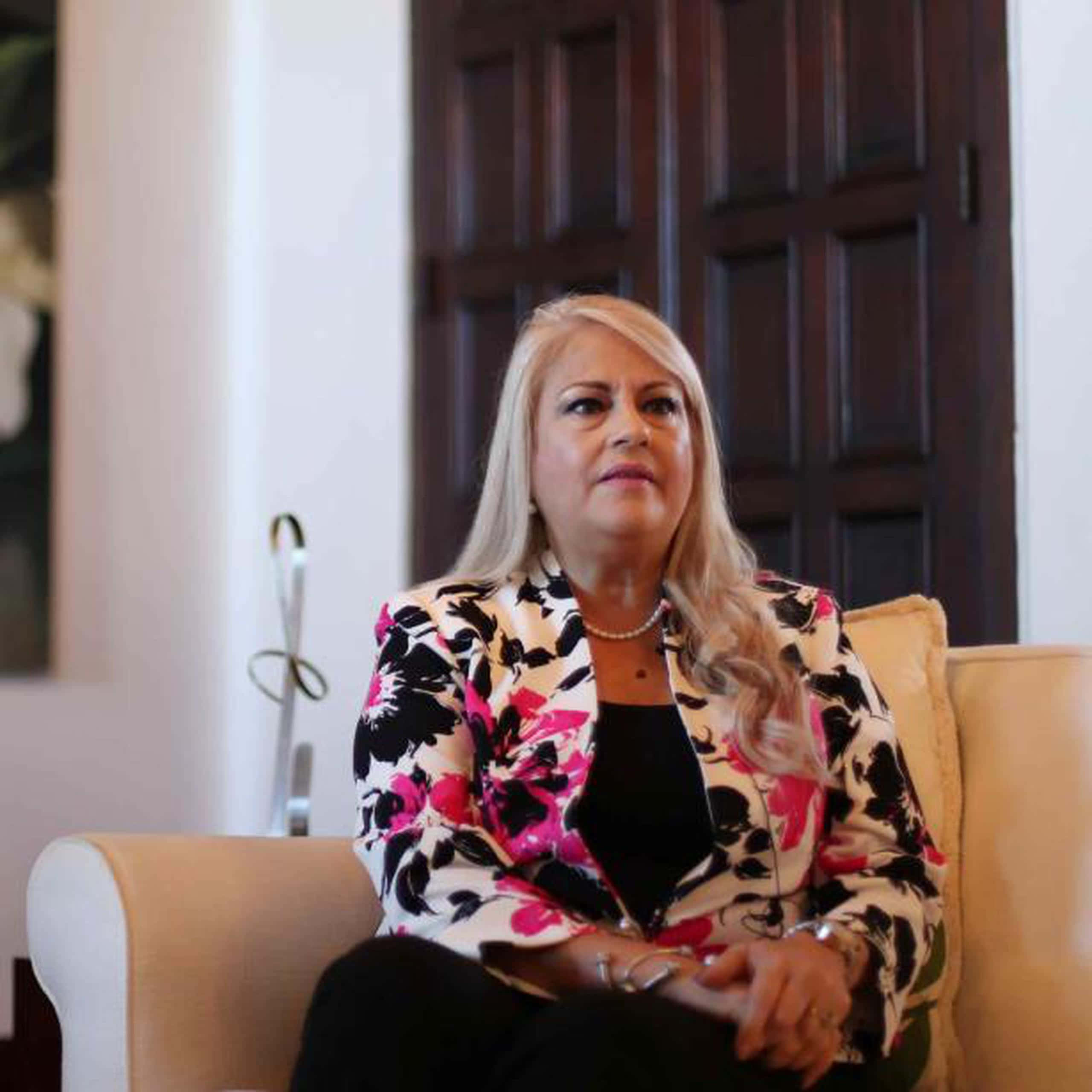 Wanda Vázquez Garced, multicolored blazer, beige armchair, 2K Desktop Wallpaper