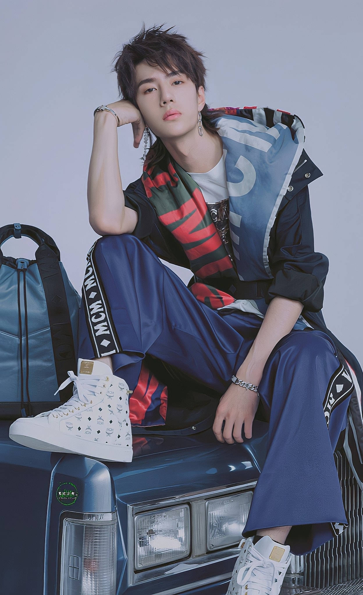 Wang Yibo, C-Pop Artist, vintage car, Full HD Phone Wallpaper