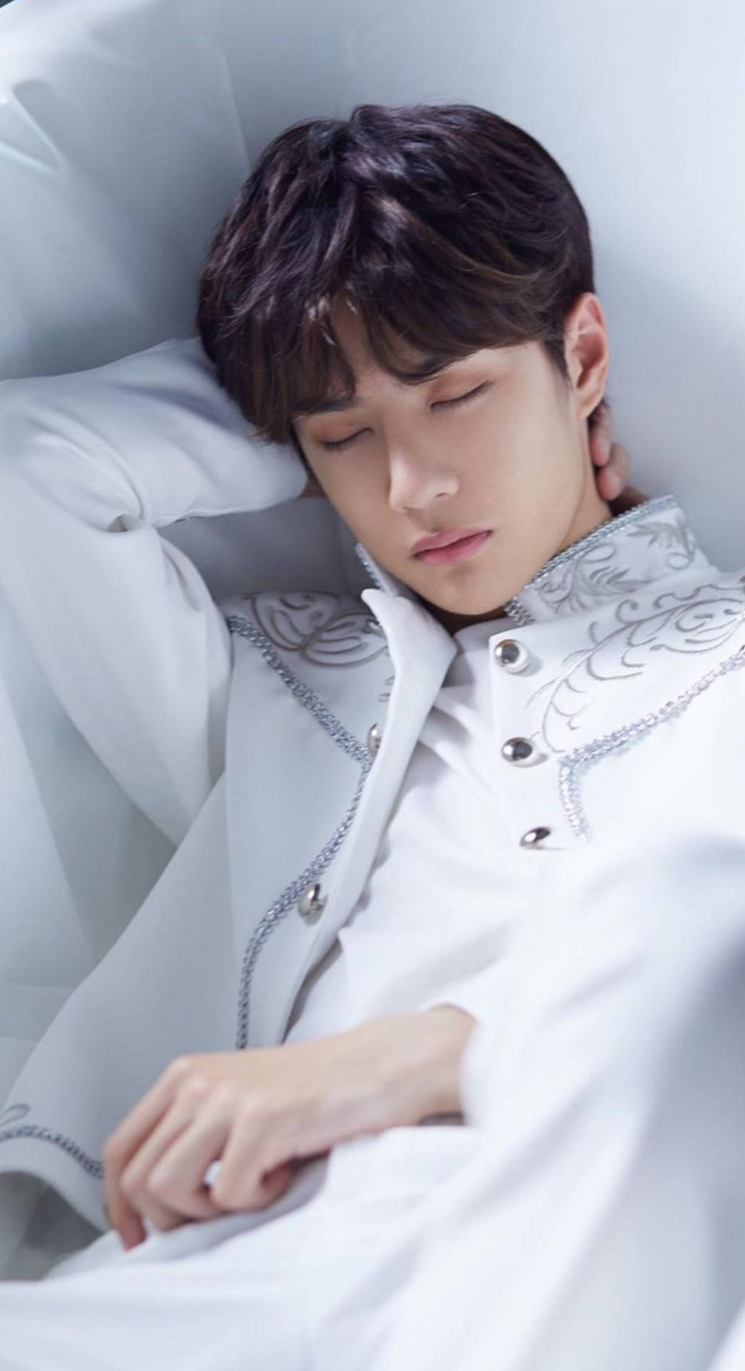 Wang yibo, dark hair, white ornate outfit, Full HD Phone Wallpaper