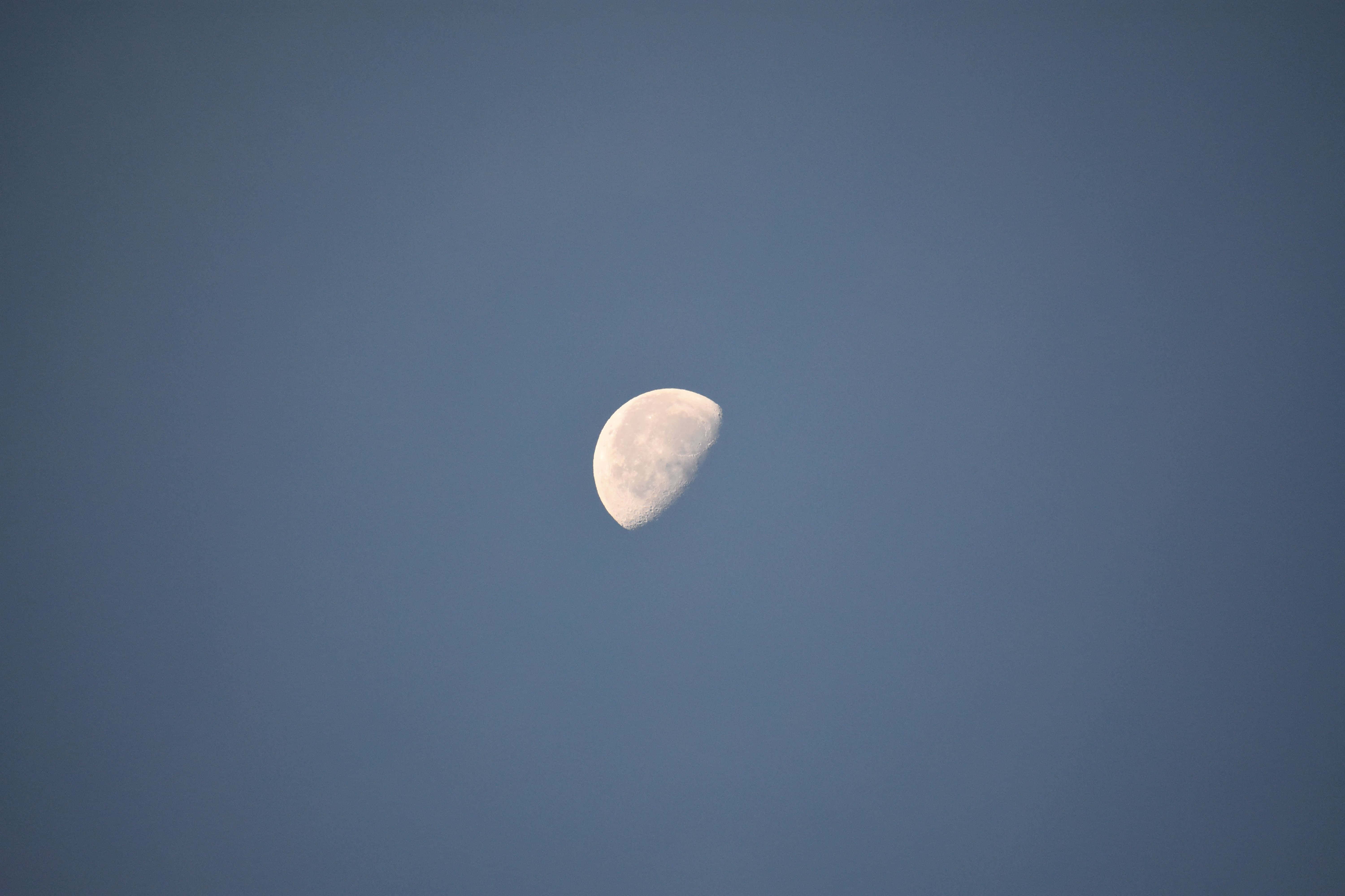 Waning Gibbous Moon, daylight sky, twilight sky, 5K Desktop Wallpaper