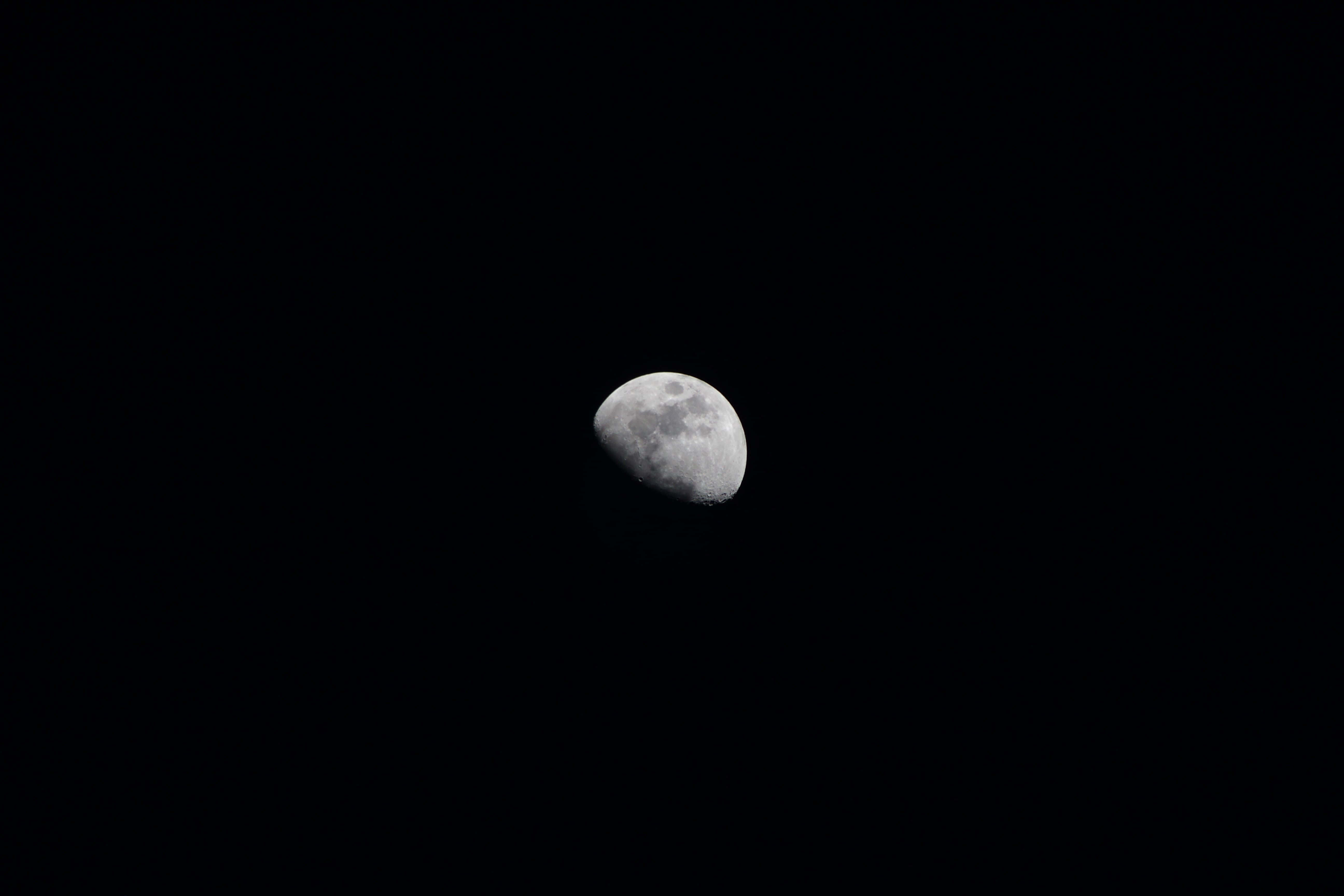 Waning Gibbous Moon, deep black night sky, crescent moon, 5K Desktop Wallpaper