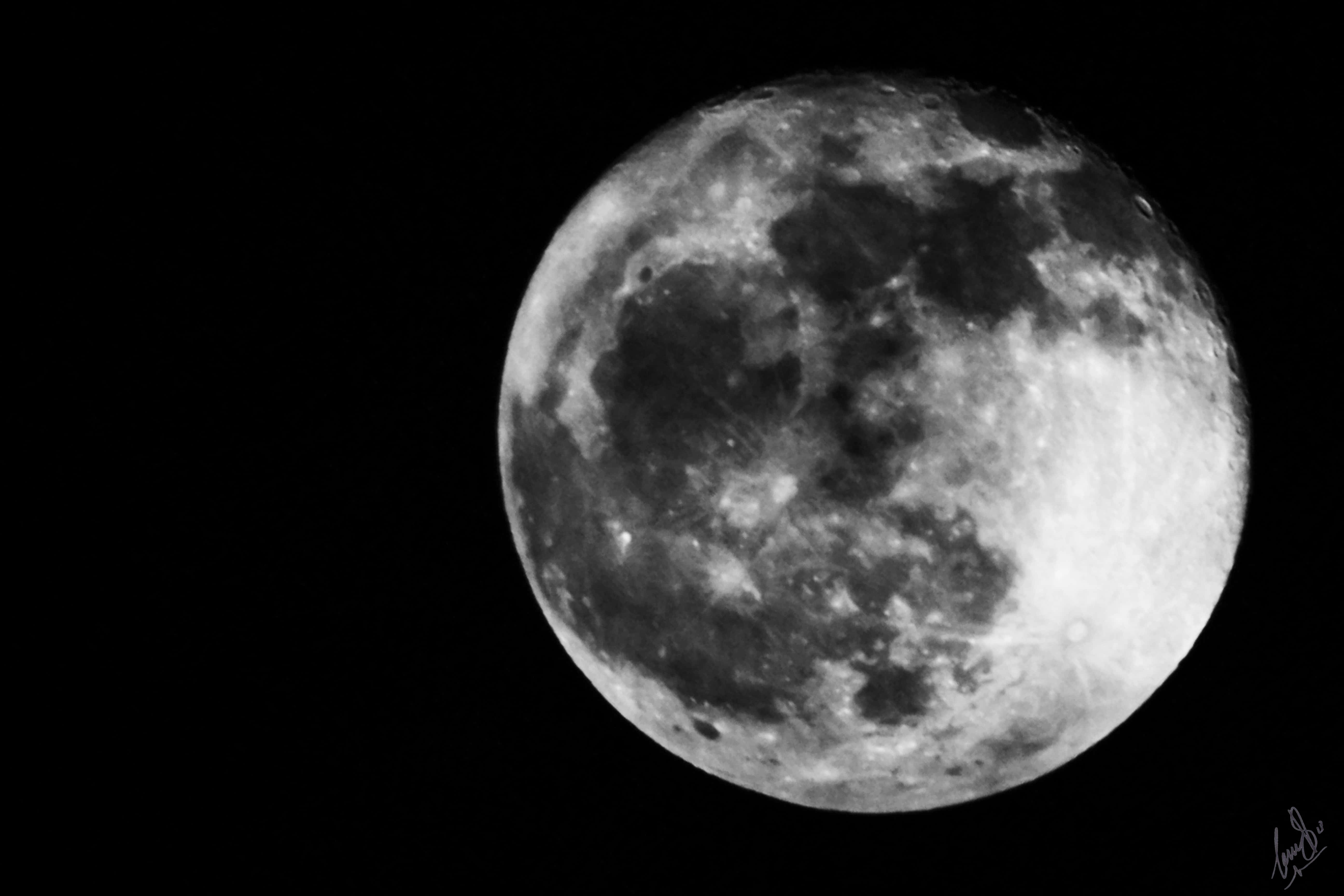 Waning Gibbous Moon, cratered surface, pitch-black sky, 5K Desktop Wallpaper