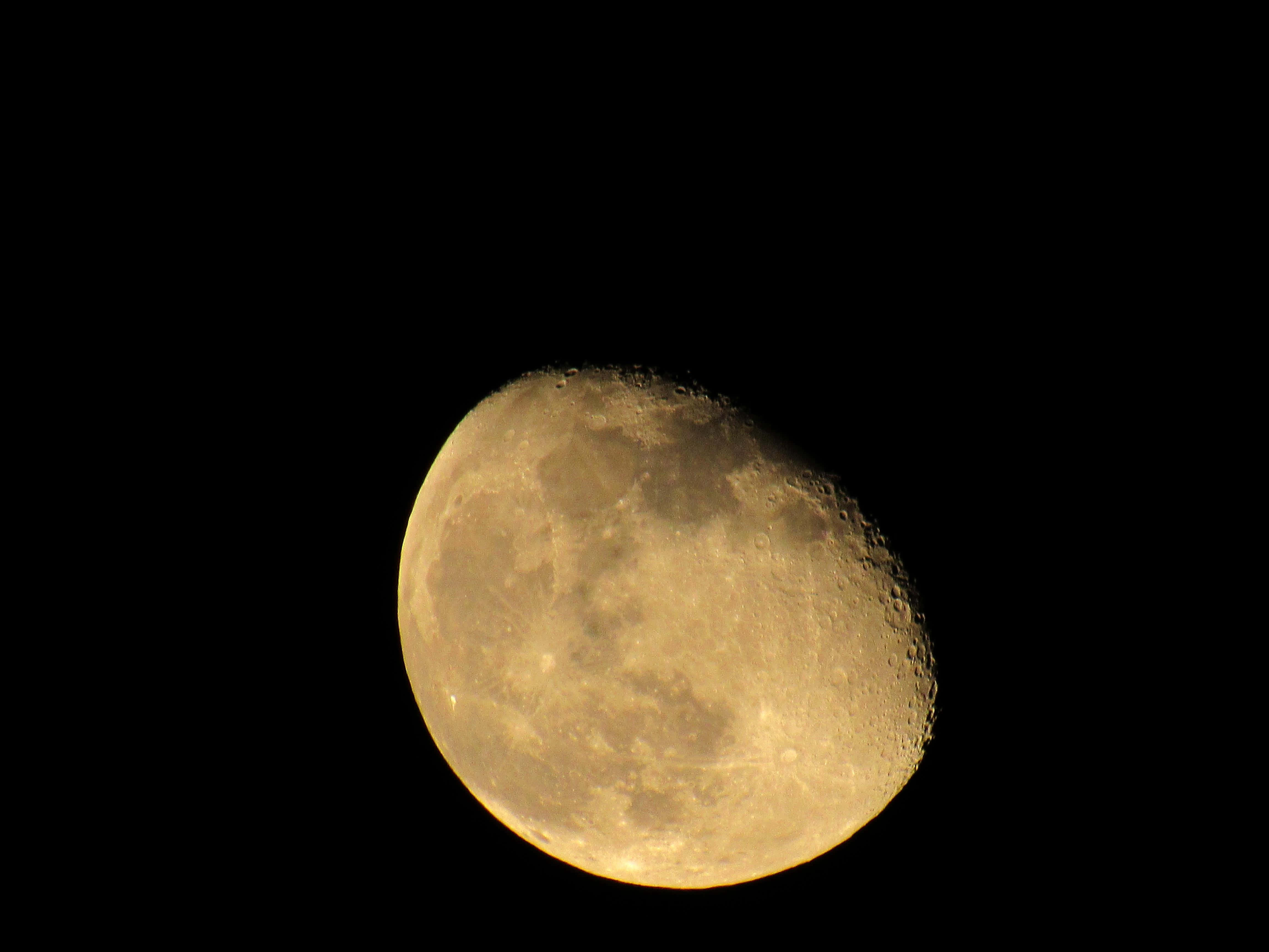 Waning Gibbous Moon, deep black sky, craters, 4K Desktop Wallpaper