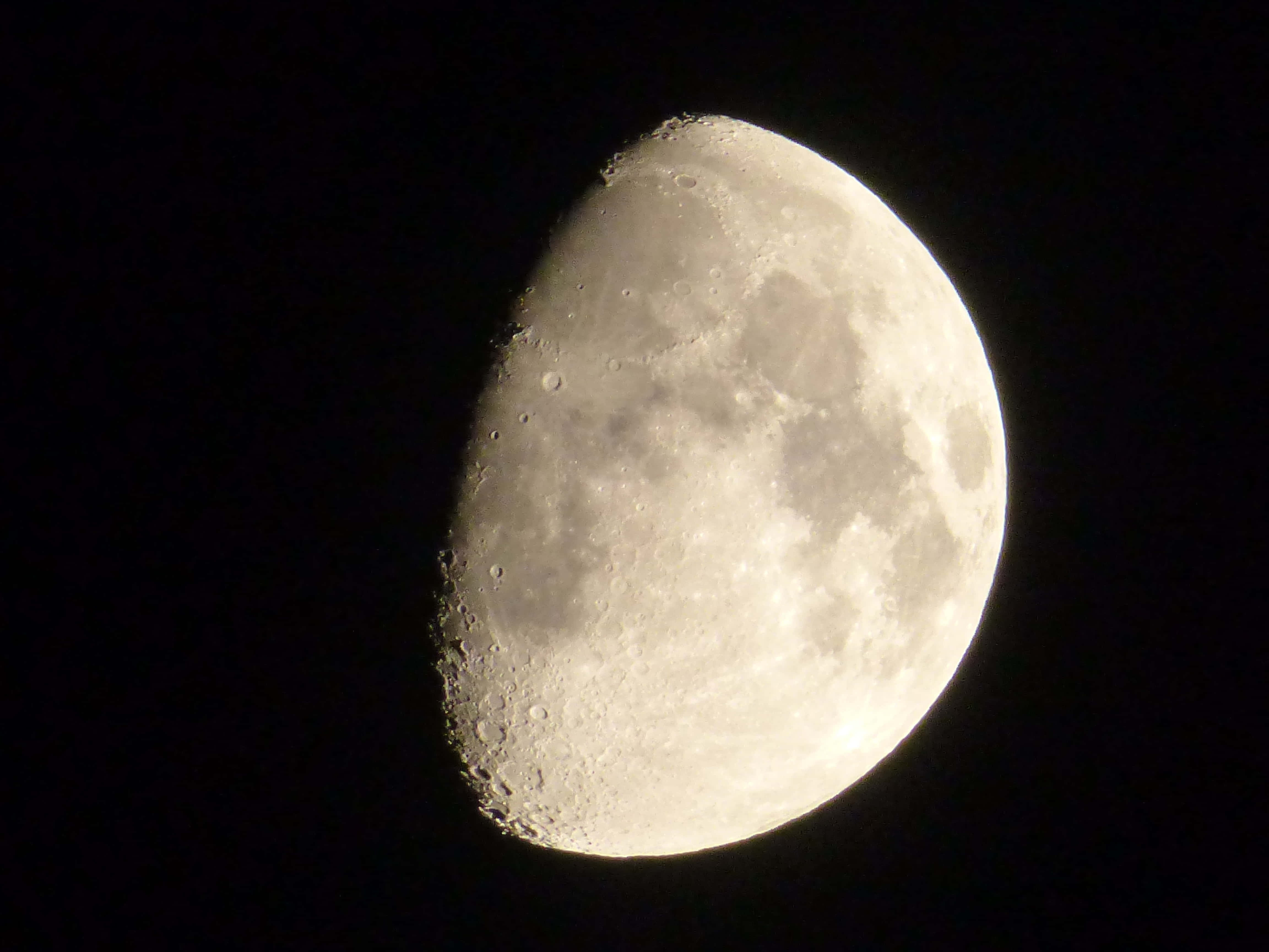 Waning Gibbous Moon, deep black night sky, craters, 4K Desktop Wallpaper