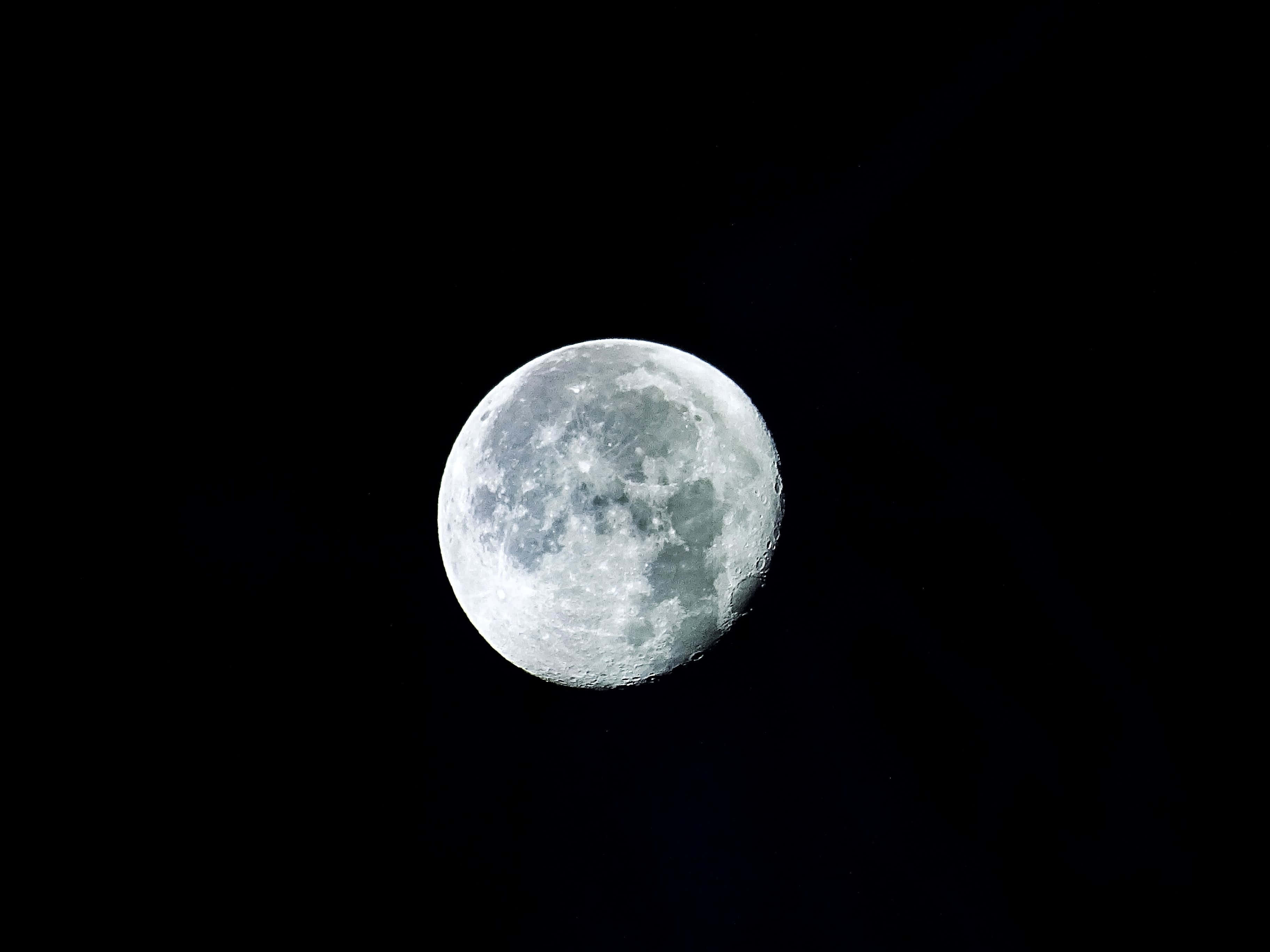 waning gibbous moon, craters, maria, 2K Desktop Wallpaper