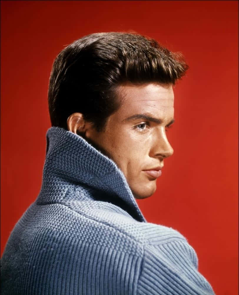 Warren Beatty, blue ribbed sweater, vivid red background, SD Phone Wallpaper