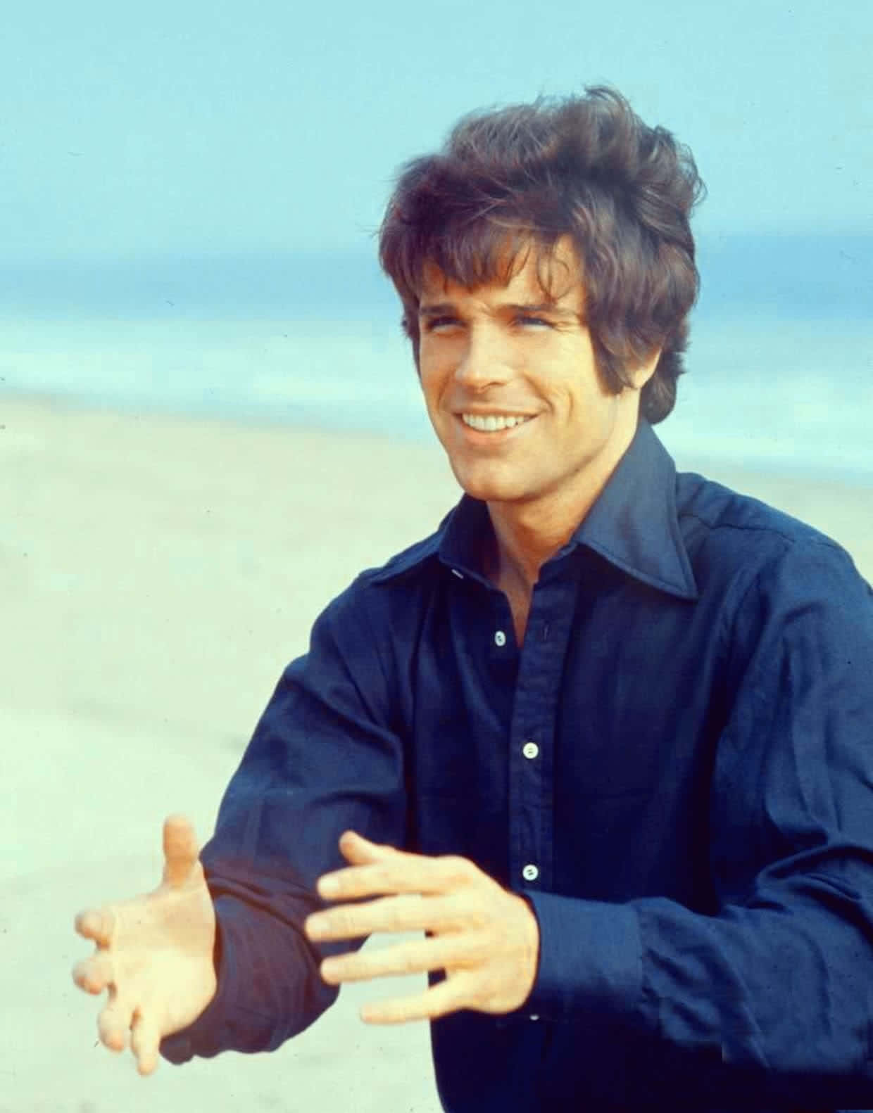 Warren Beatty, dark blue shirt, sandy beach, HD Phone Wallpaper
