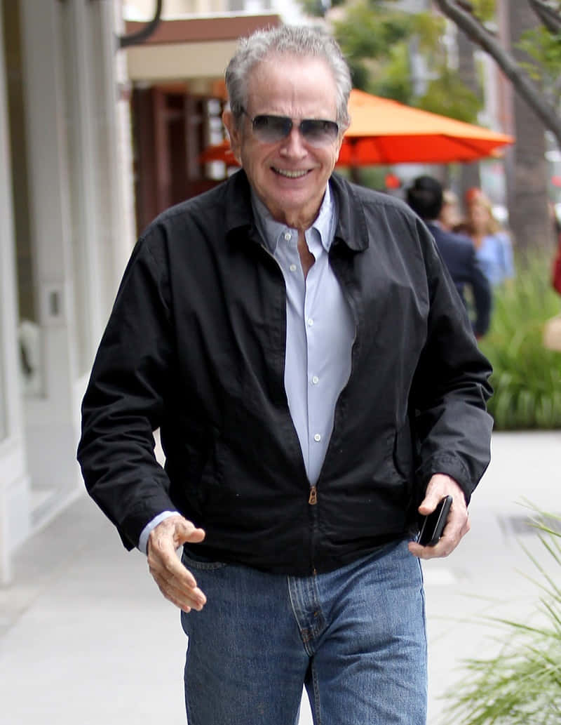 Warren Beatty, sunny city sidewalk, gray hair, SD Phone Wallpaper