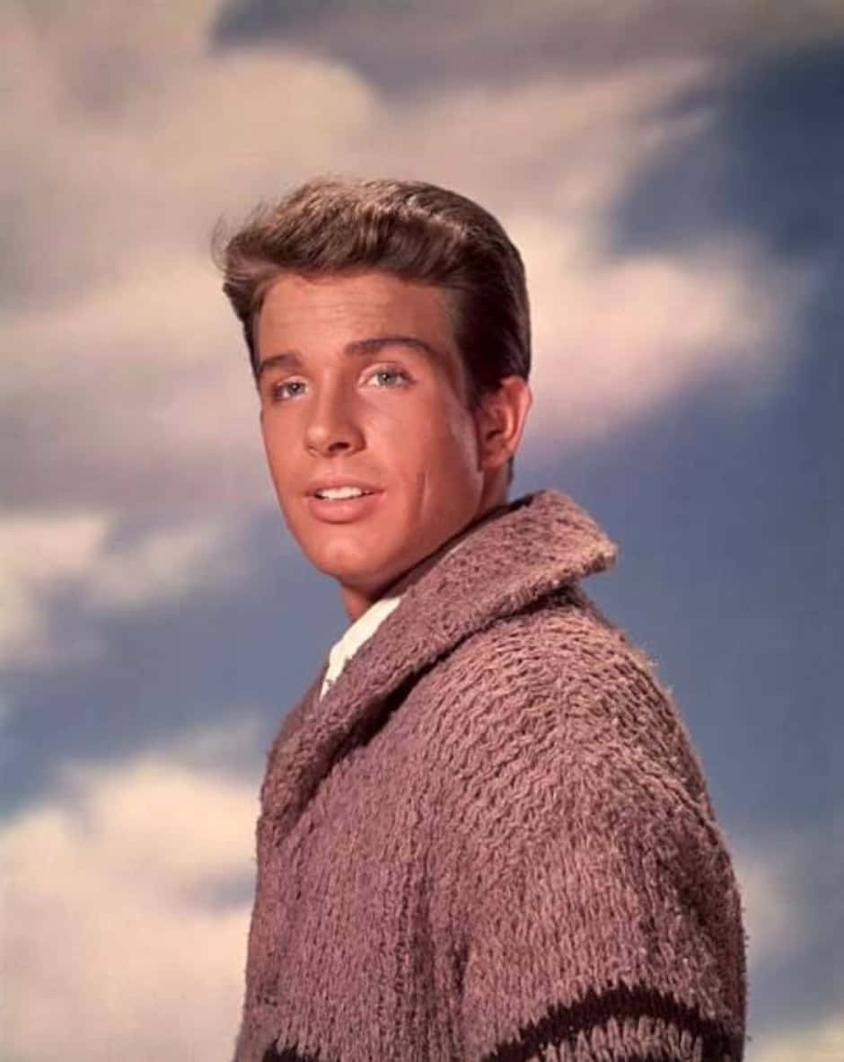 Warren Beatty, textured knit cardigan, cloudy sky, SD Phone Wallpaper
