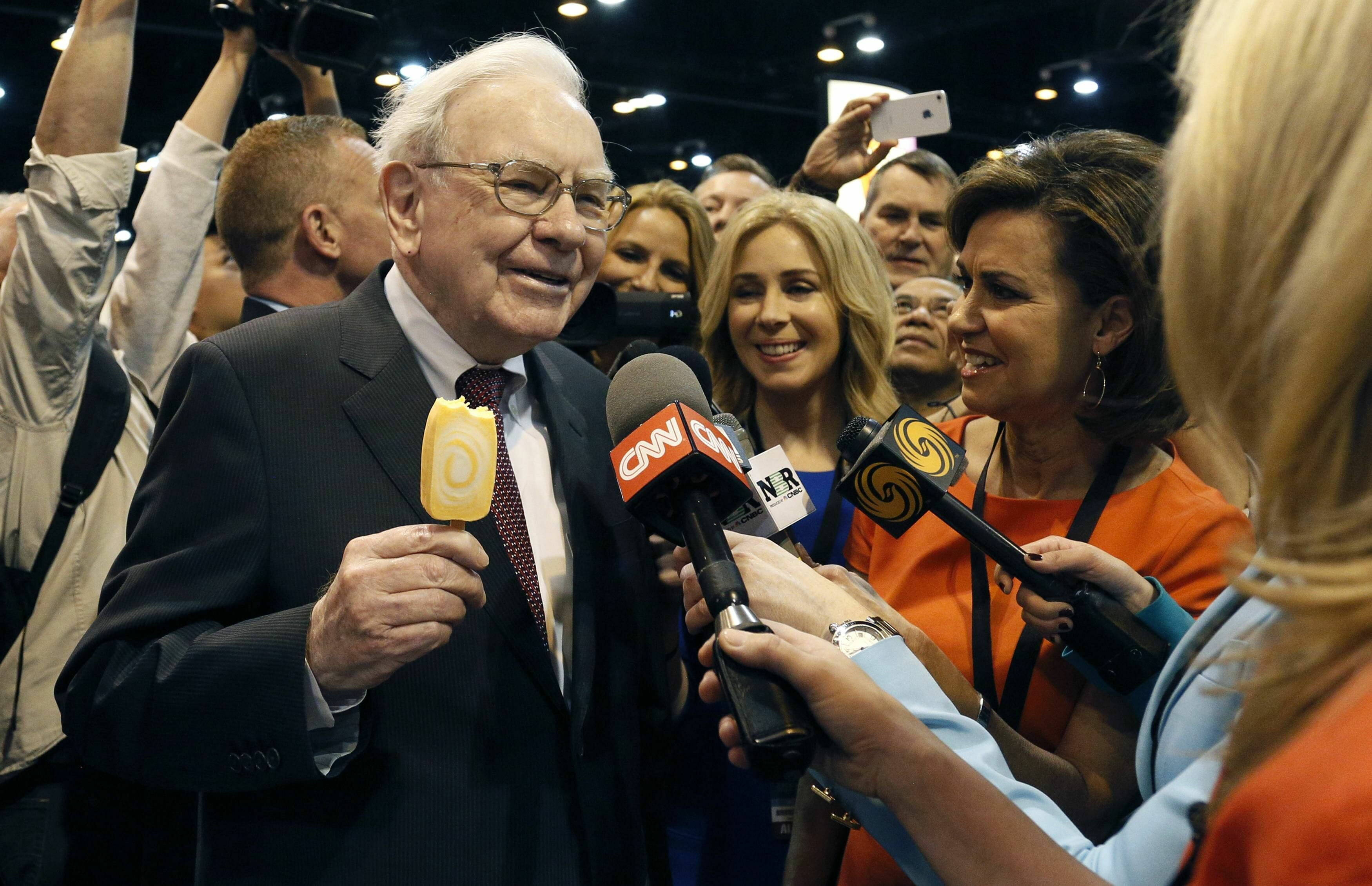 Warren Buffett, yellow ice cream bar, reporters, 2K Desktop Wallpaper