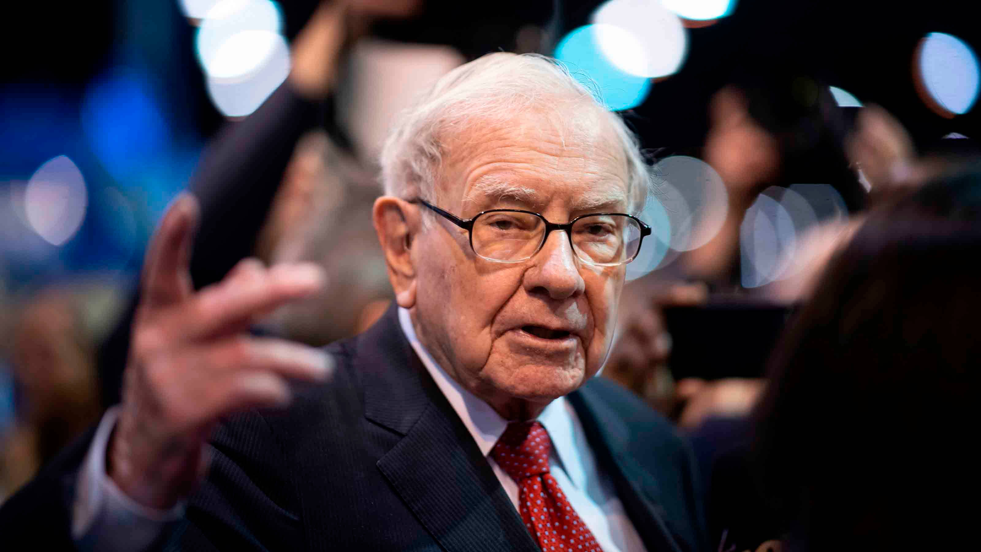 Warren Buffett, candid reaction photography, crowded event, 2K Desktop Wallpaper