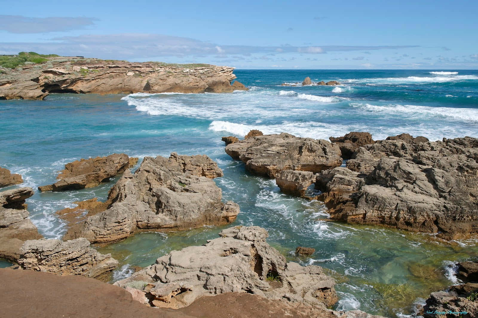 Warrnambool Beach, turquoise waves, rugged brown rocks, HD Desktop Wallpaper