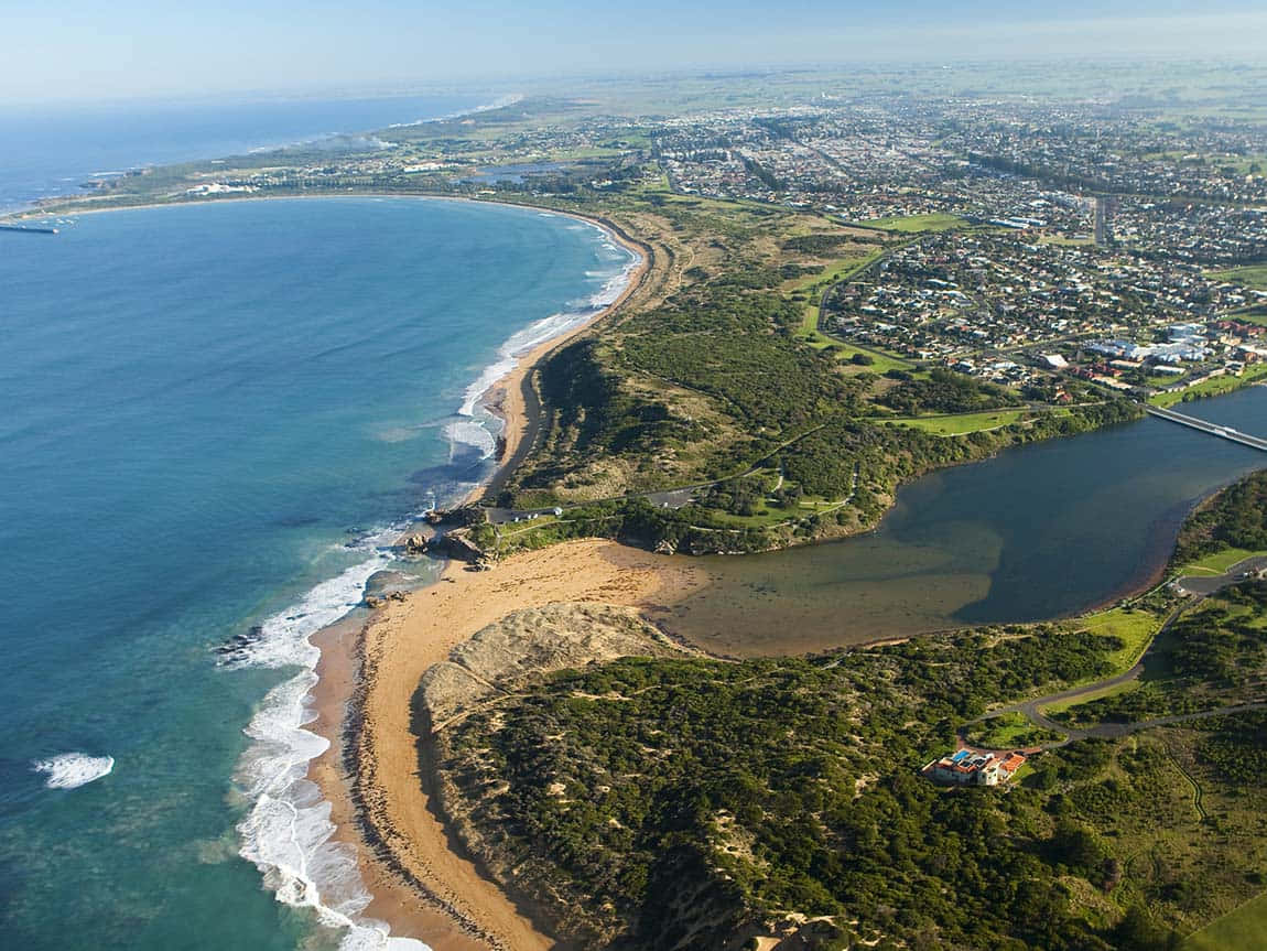 Warrnambool Beach, turquoise ocean waves, lush green hills, SD Desktop Wallpaper