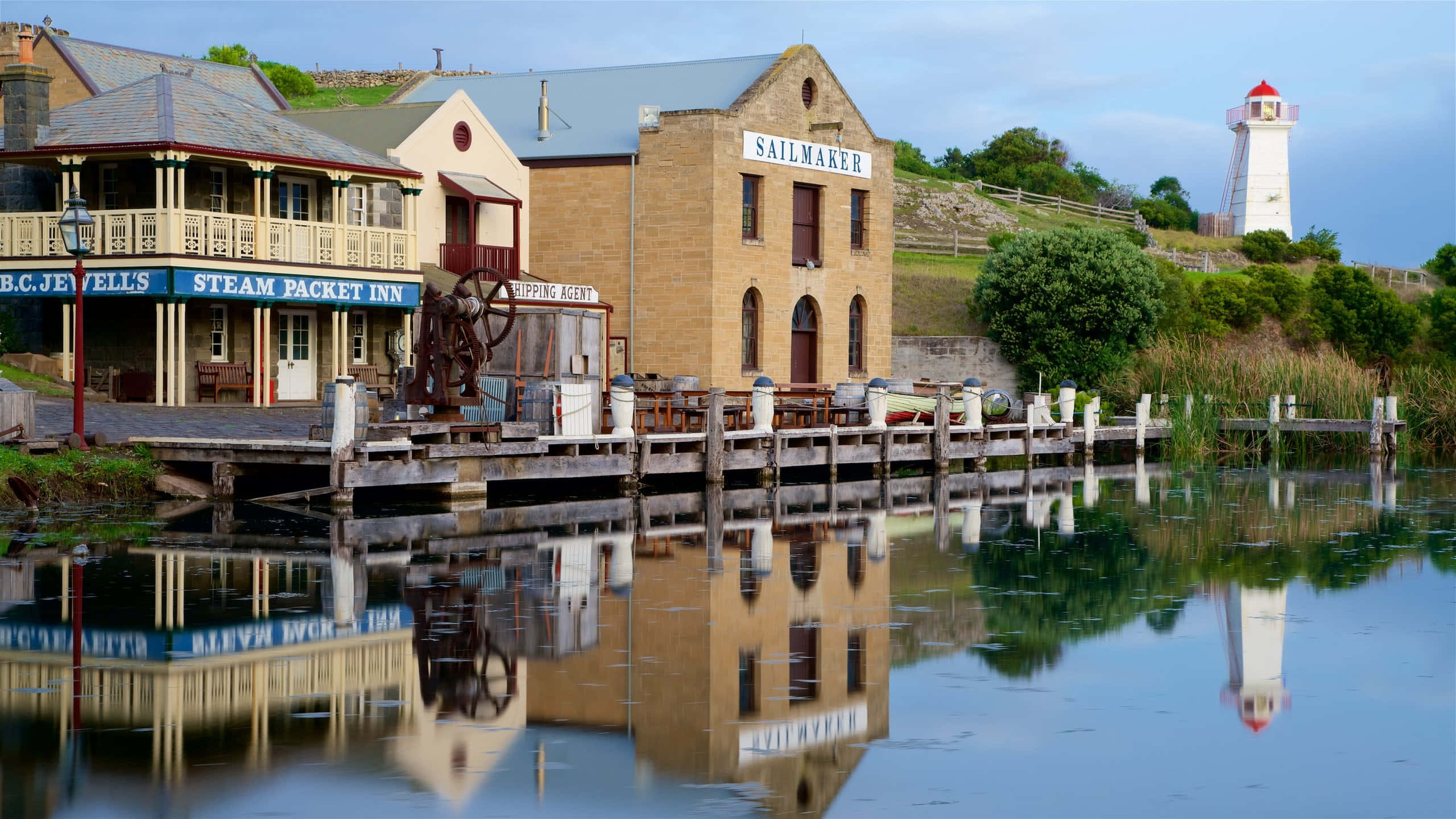 Warrnambool Beach, lighthouse, historic waterfront buildings, 2K Desktop Wallpaper