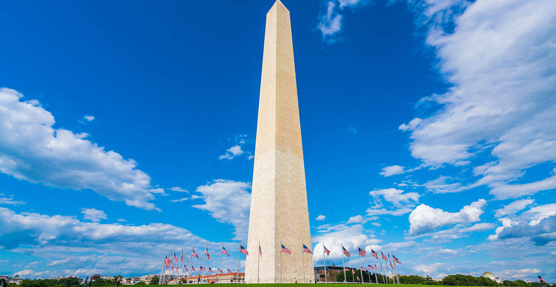 Washington Monument, bright blue sky, fluffy white clouds, SD Desktop Wallpaper