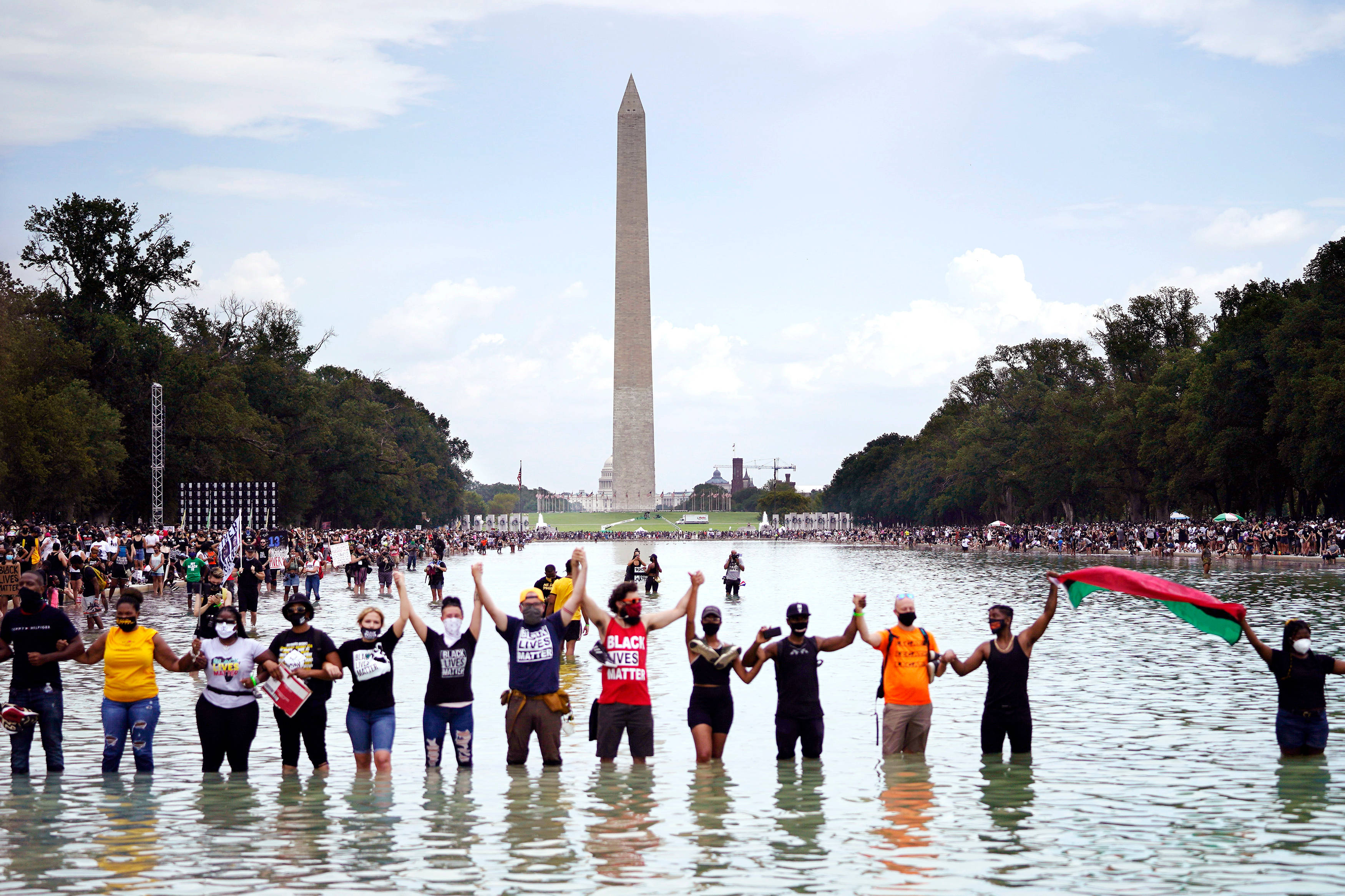 Washington Monument, protesters, shallow water, 2K Desktop Wallpaper