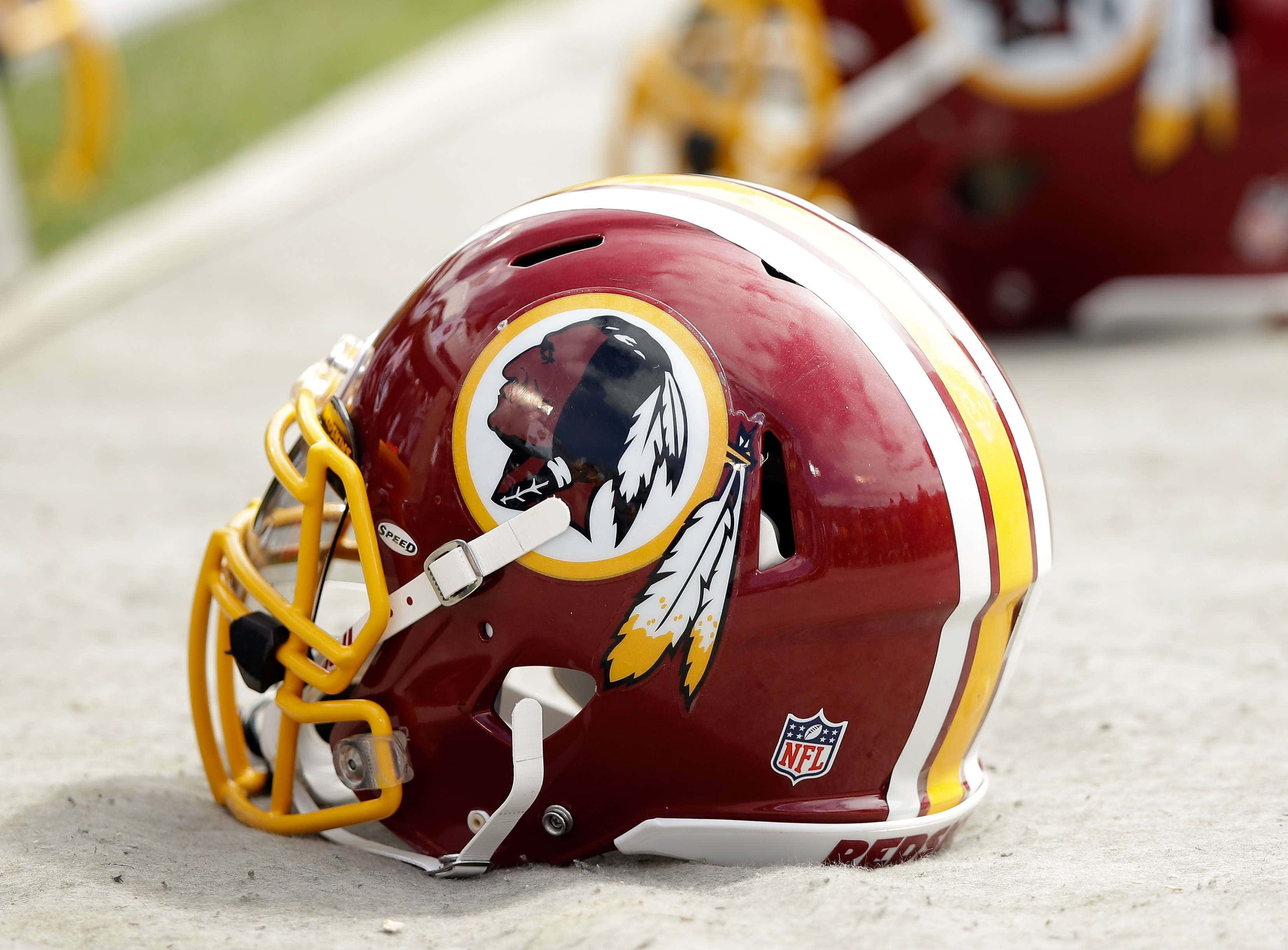 Washington Redskins, maroon, yellow faceguard, 2K Desktop Wallpaper