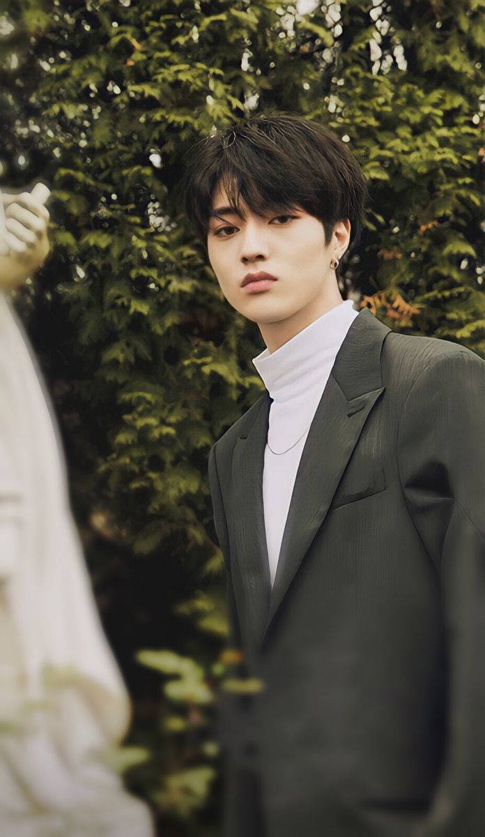 Watanabe Haruto, dark suit, white turtleneck, SD Phone Wallpaper